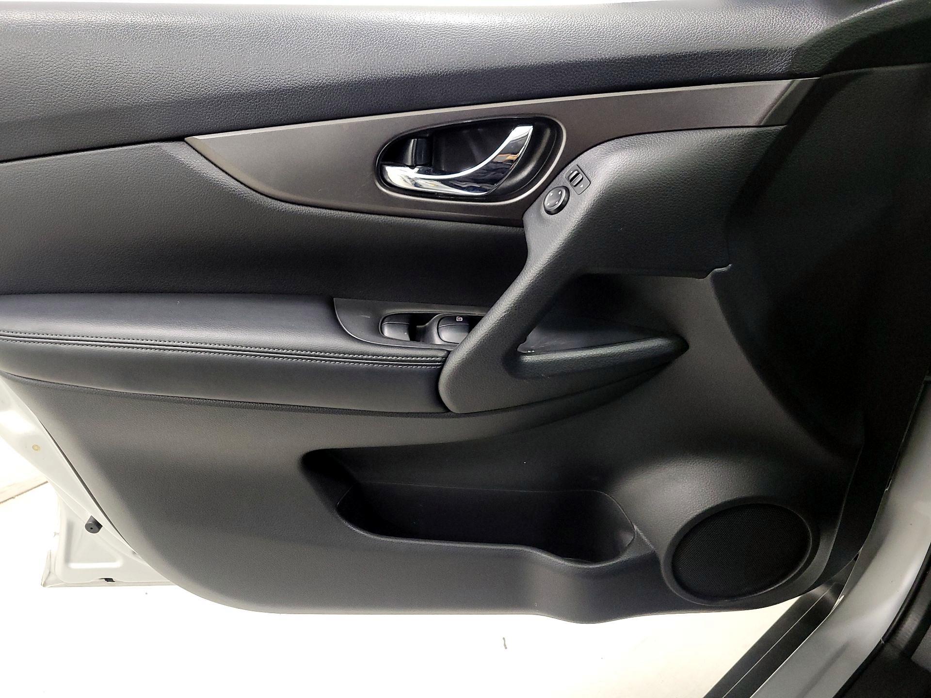 Thumbnail: 2016 Nissan Rogue - 12