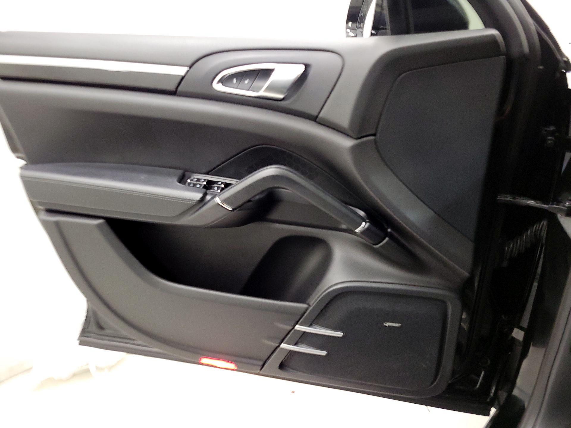 Thumbnail: 2017 Porsche Cayenne - 12