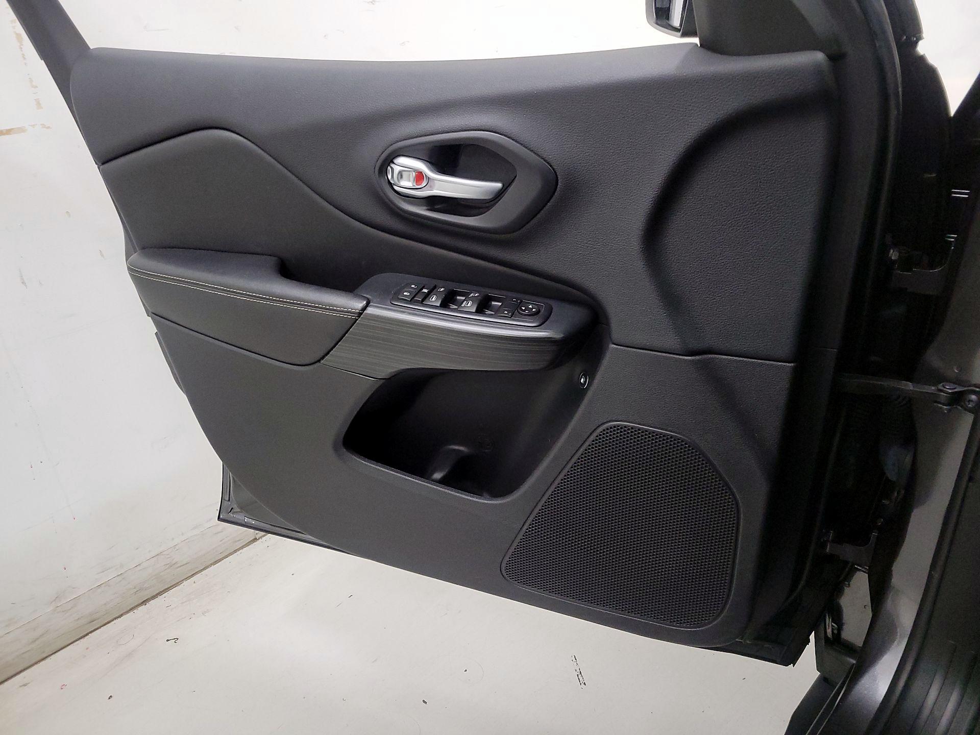 Thumbnail: 2016 Jeep Cherokee - 12