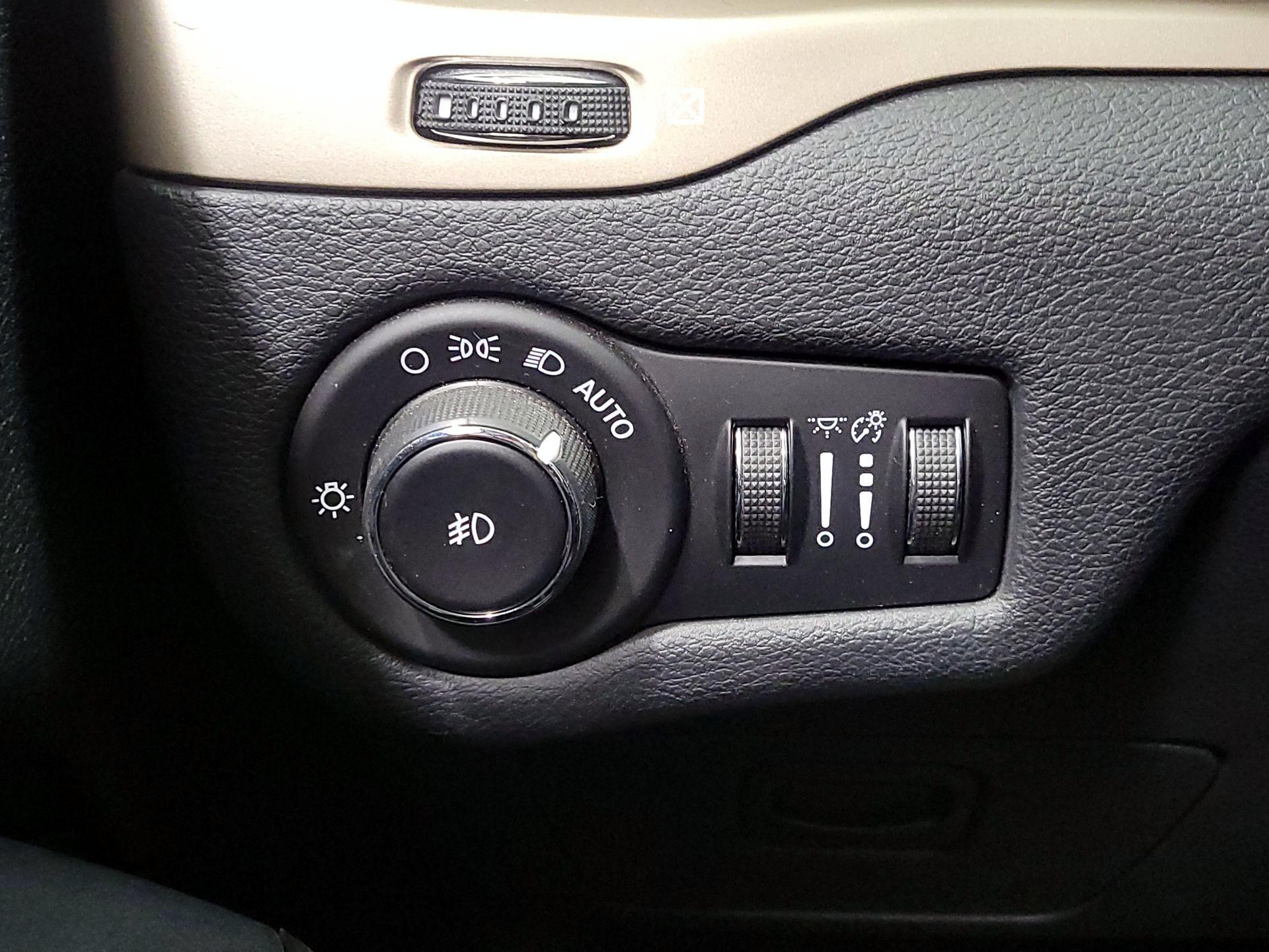 Thumbnail: 2016 Jeep Cherokee - 13