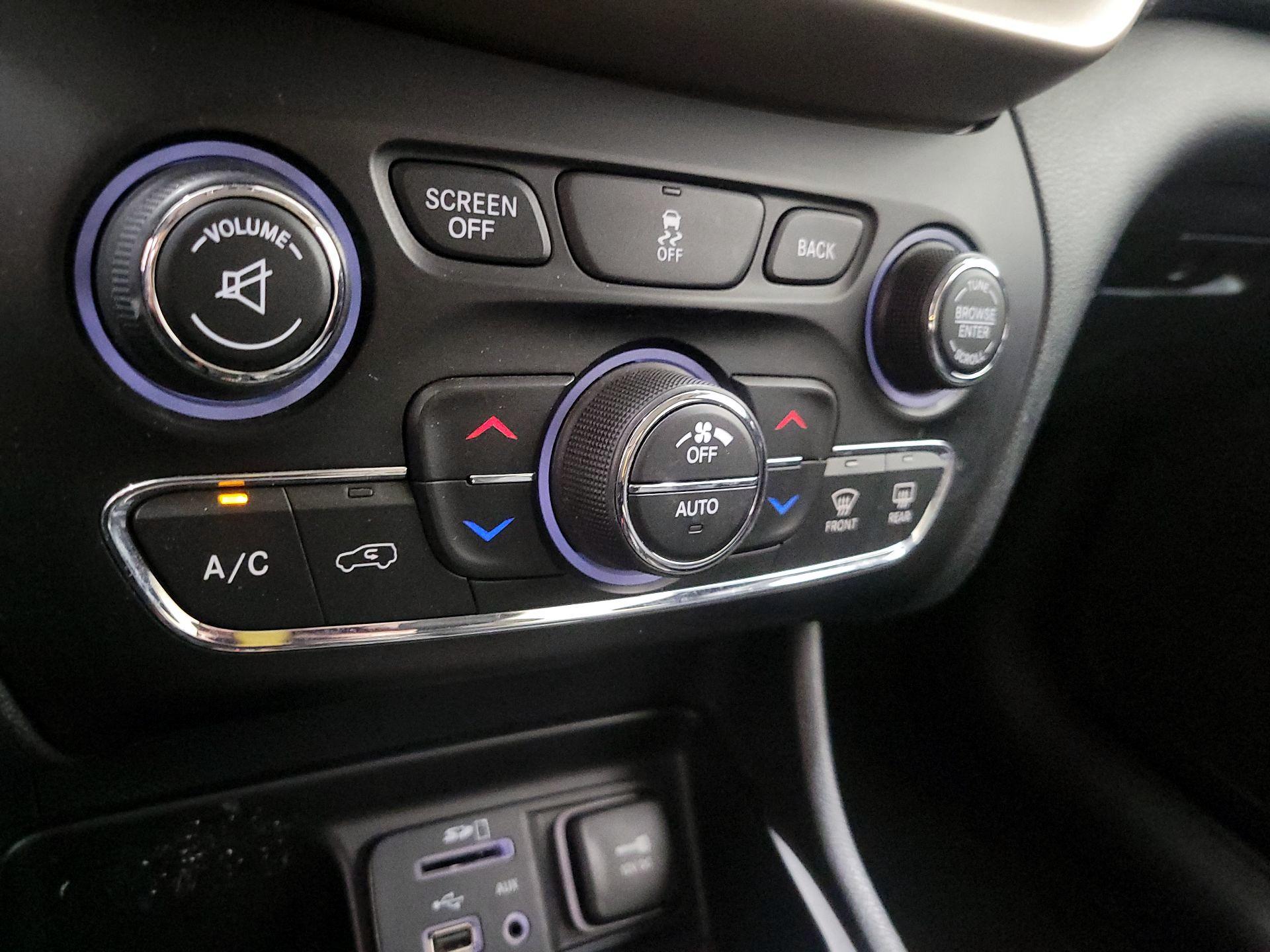 Thumbnail: 2016 Jeep Cherokee - 17