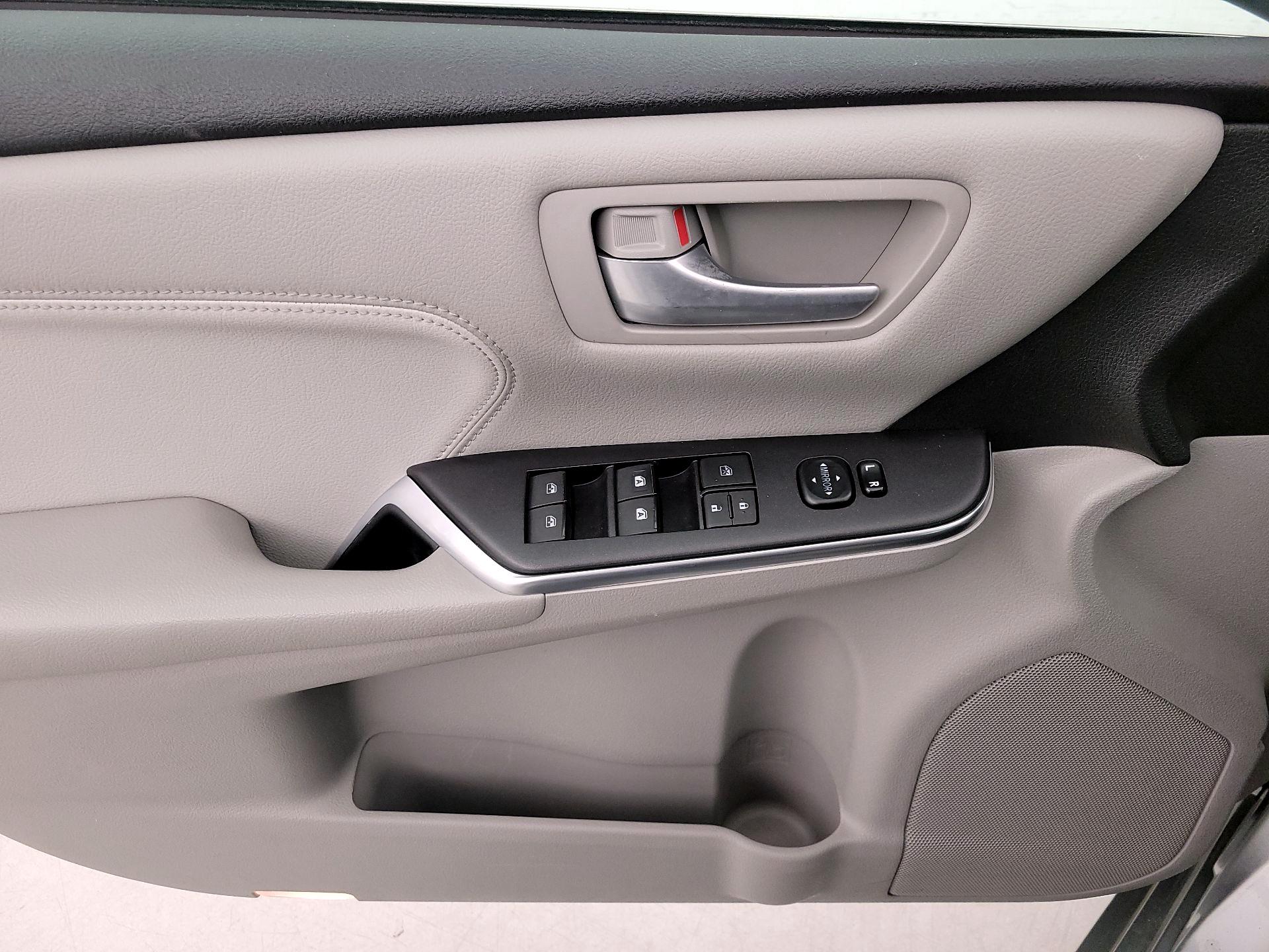Thumbnail: 2016 Toyota Camry - 12
