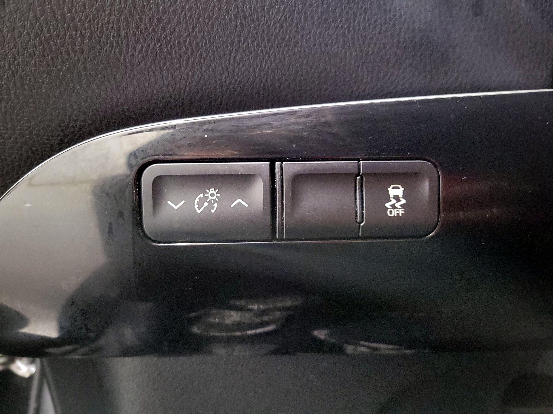 Thumbnail: 2016 Toyota Prius - 13