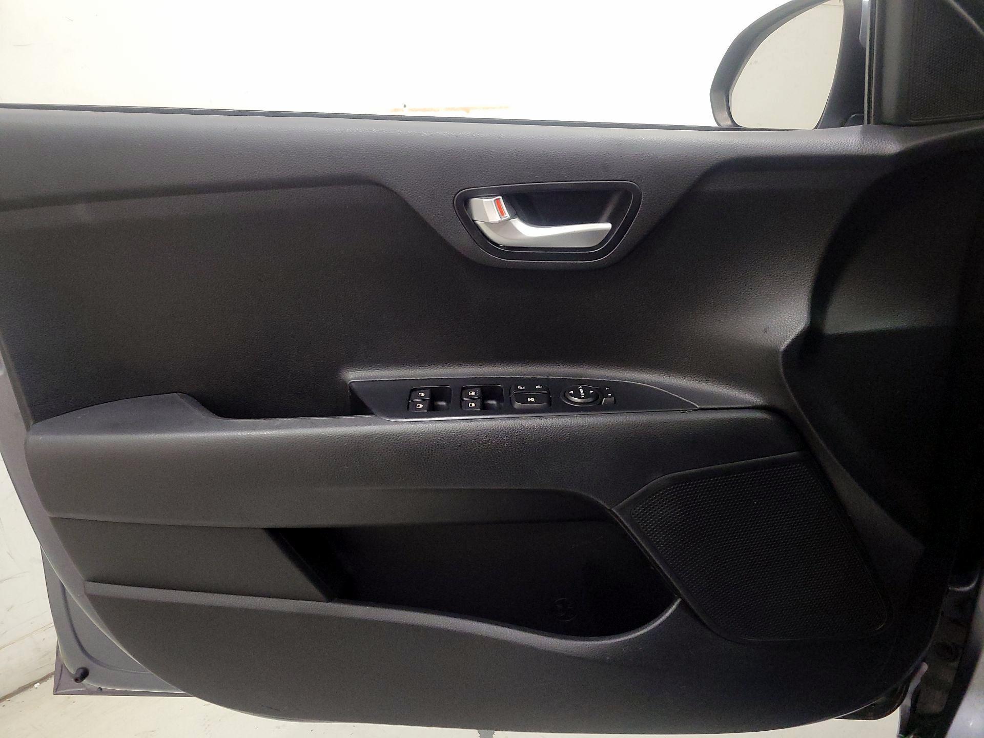 Thumbnail: 2019 Kia Rio - 12