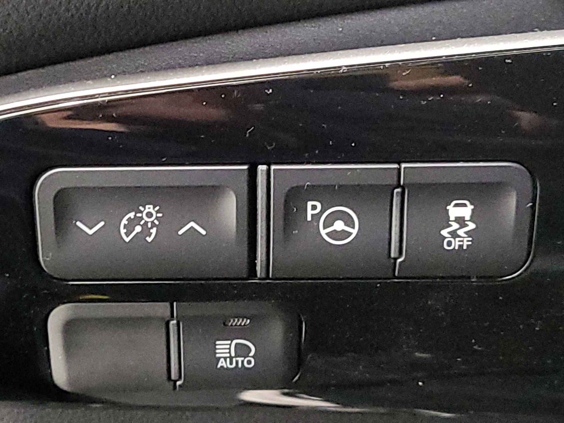 Thumbnail: 2018 Toyota Prius - 13