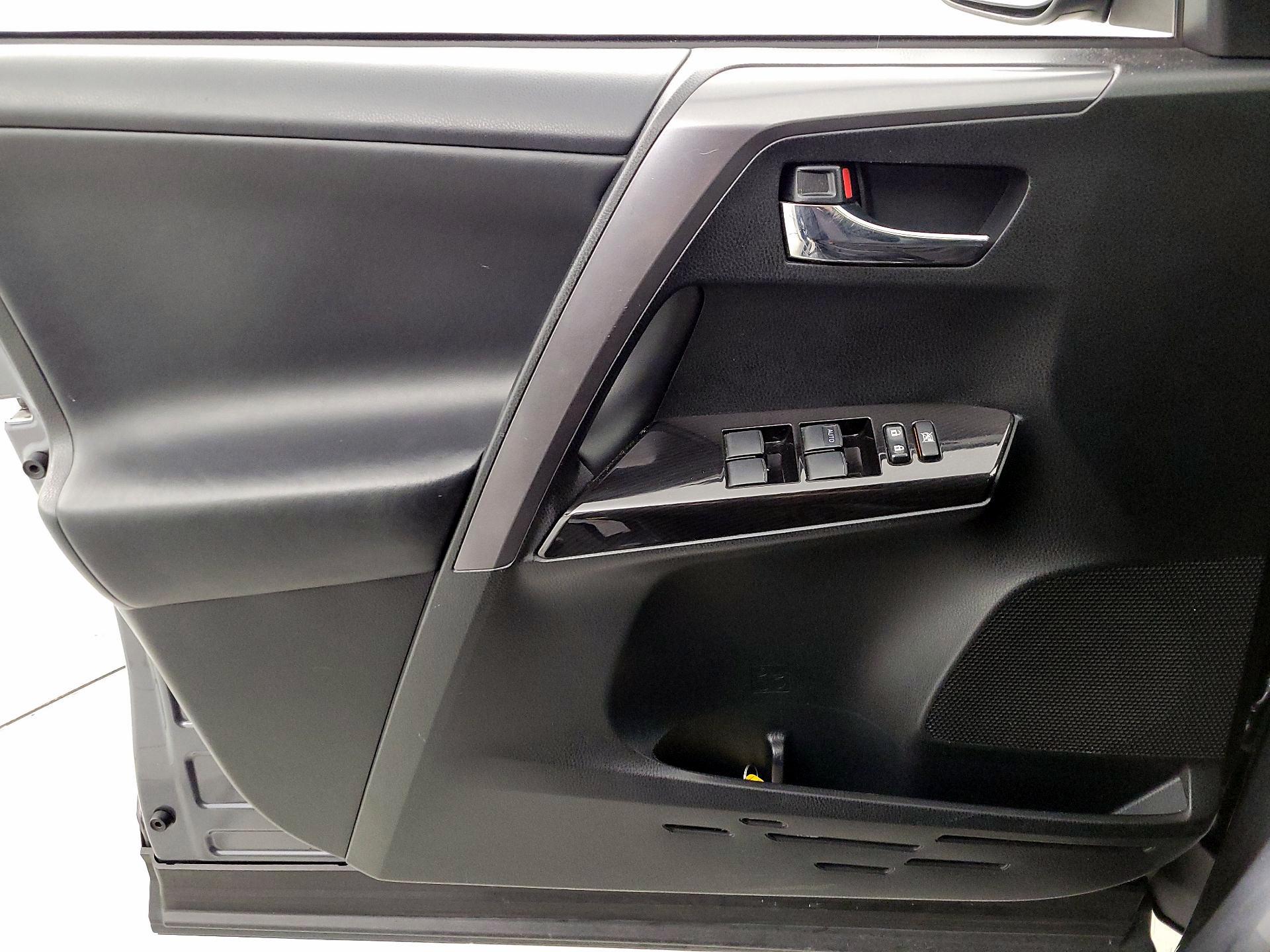 Thumbnail: 2017 Toyota RAV4 - 12