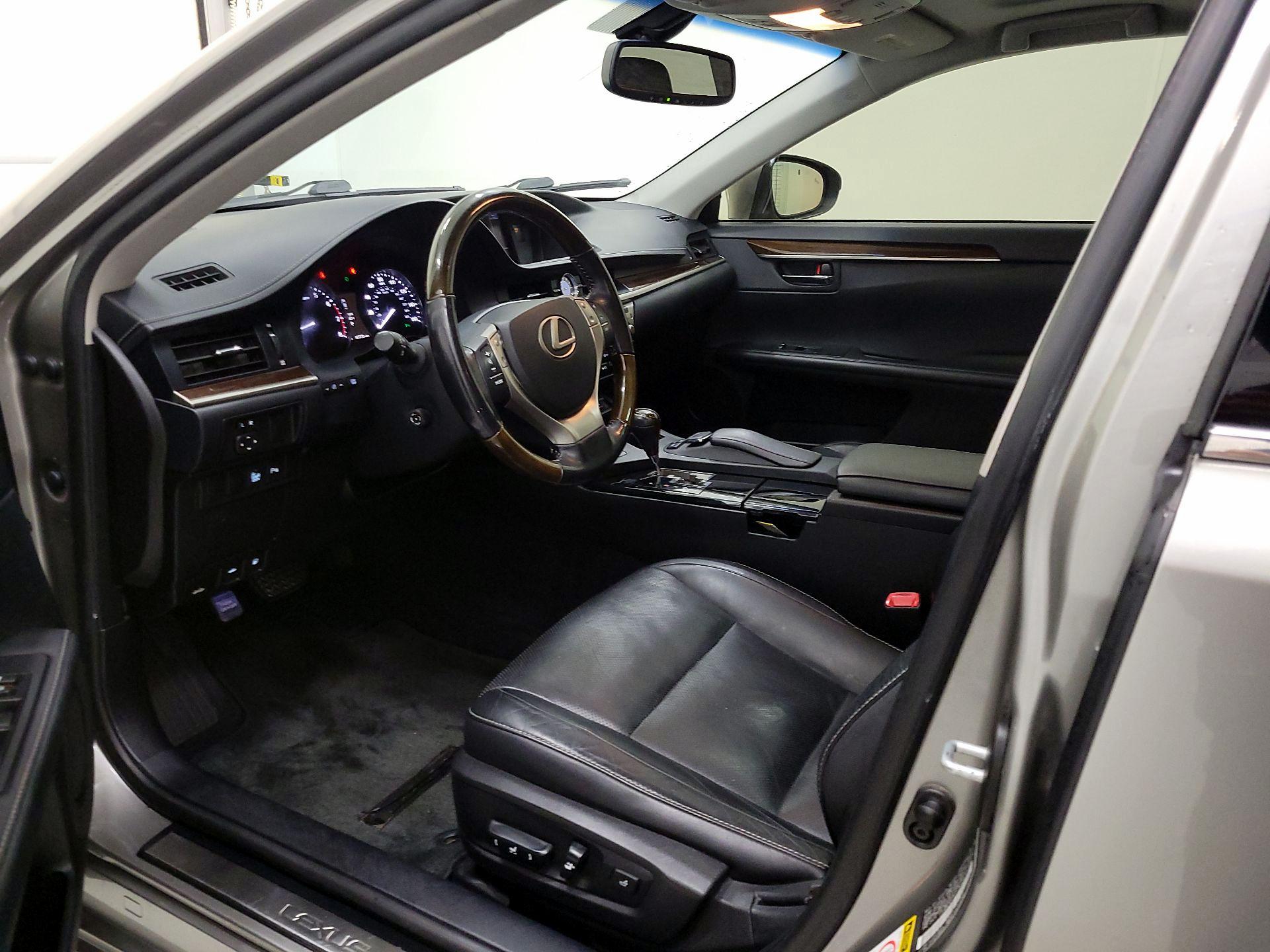 Thumbnail: 2015 Lexus ES - 11