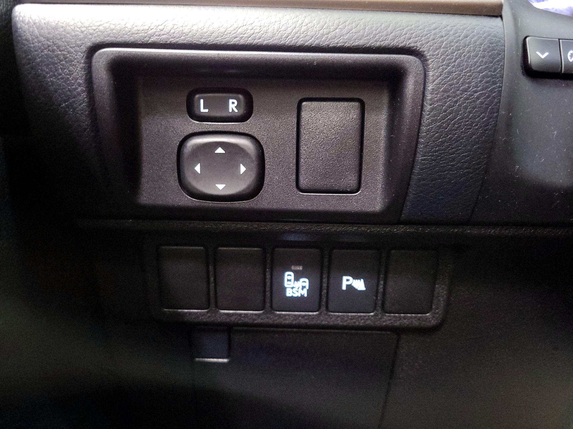 Thumbnail: 2015 Lexus ES - 13