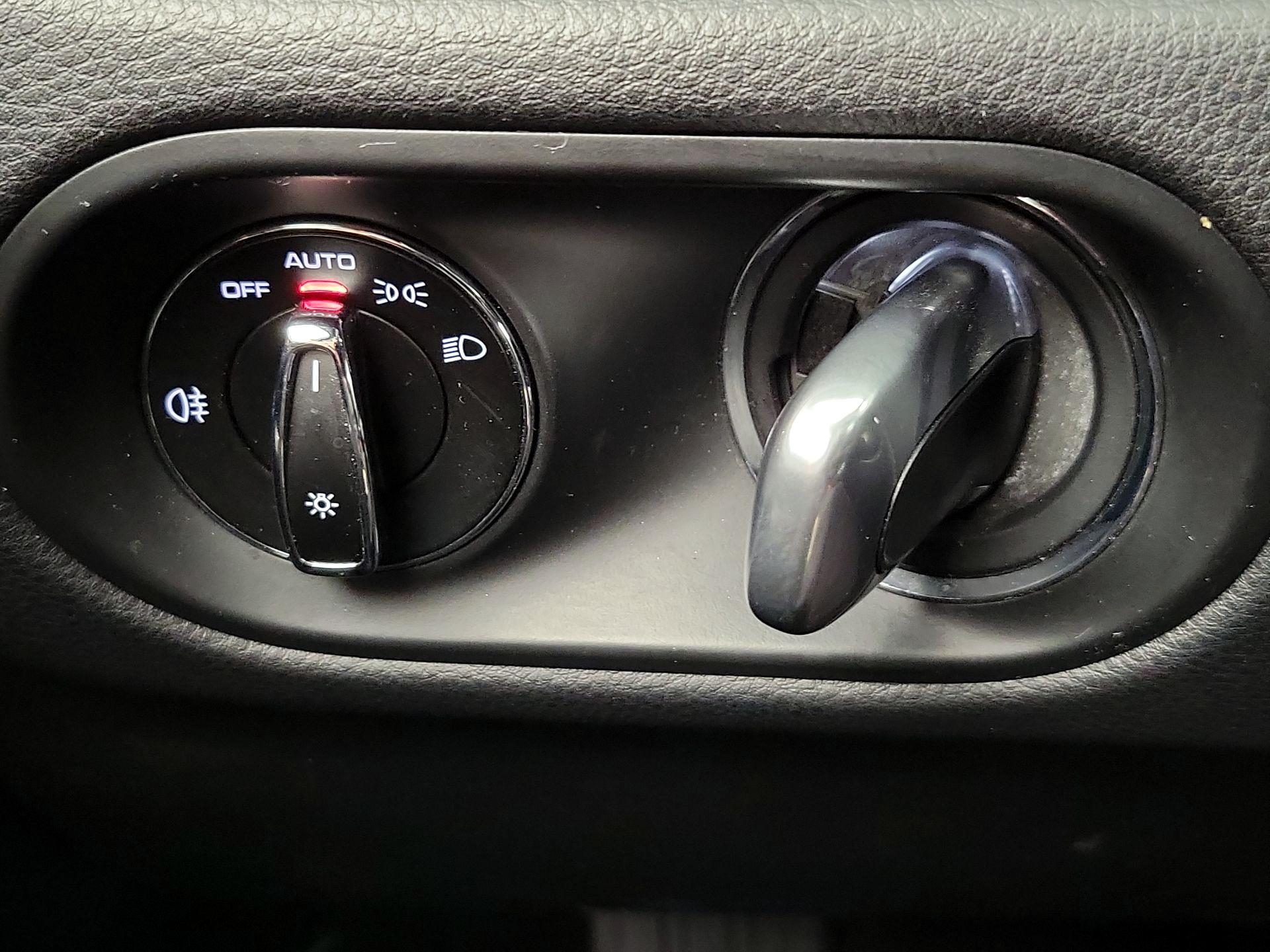 Thumbnail: 2020 Porsche Macan - 13