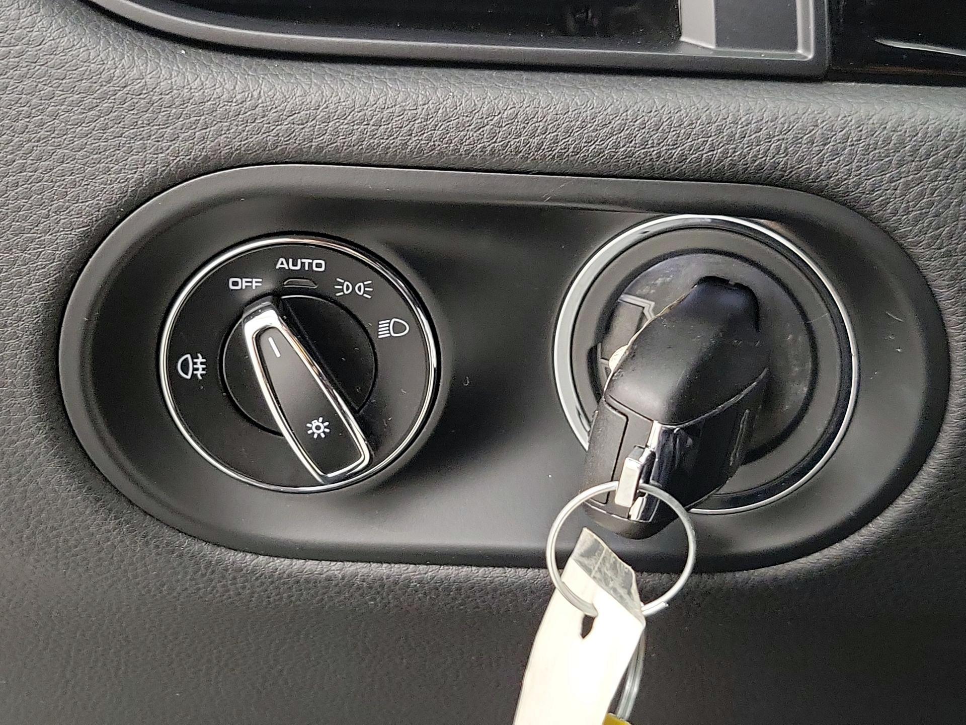 Thumbnail: 2020 Porsche Macan - 13