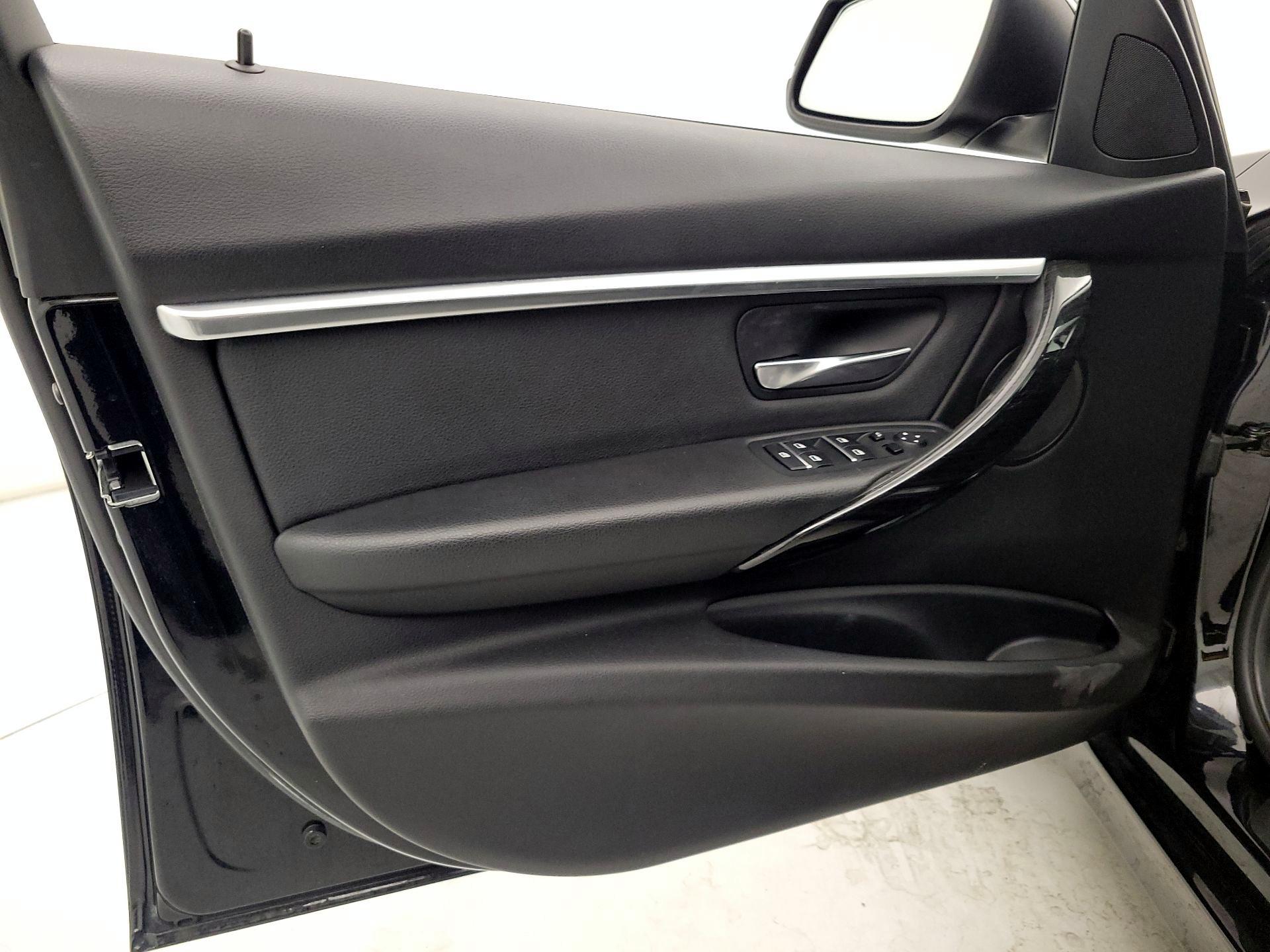 Thumbnail: 2018 BMW 3 Series - 12