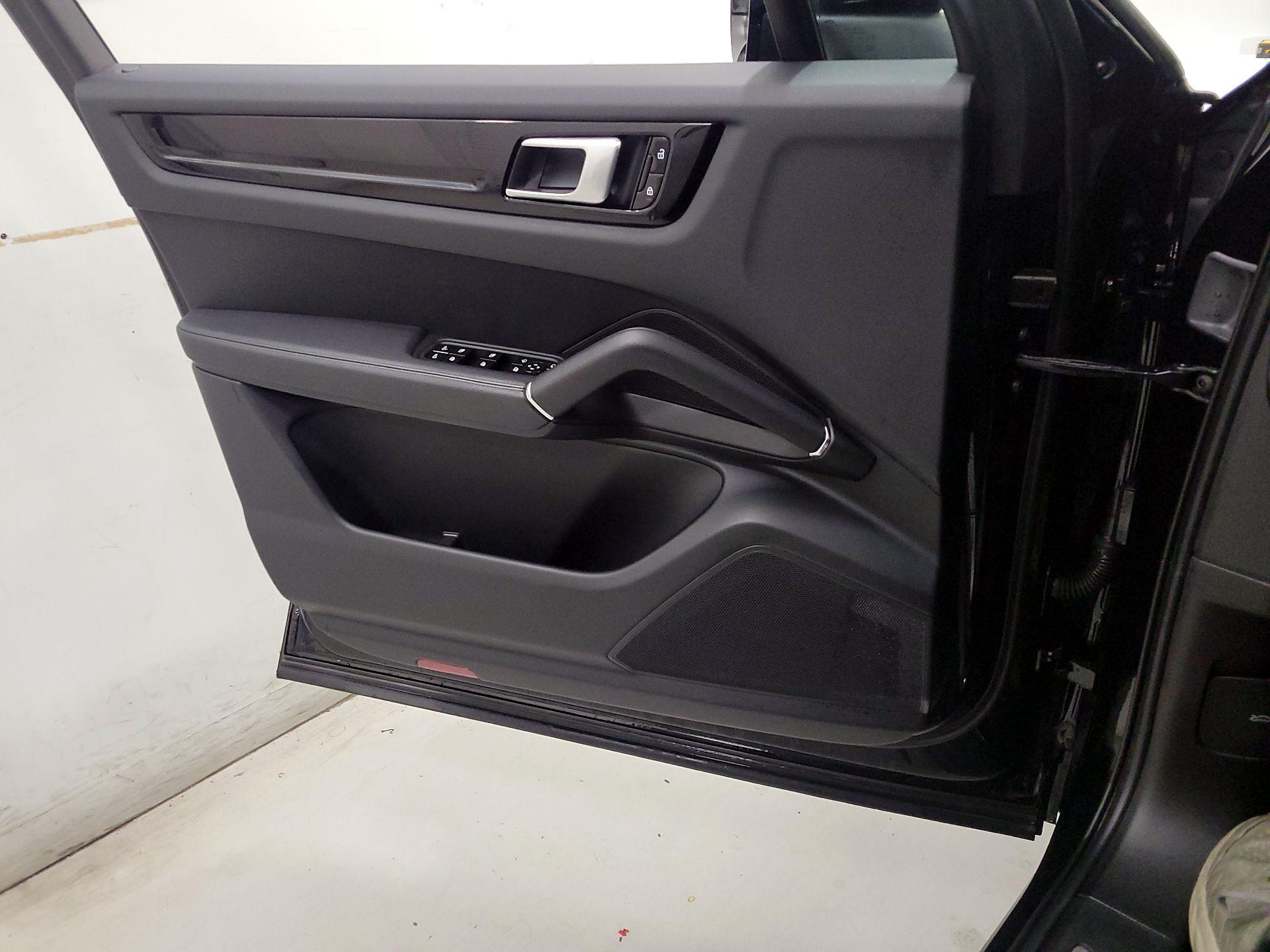 Thumbnail: 2021 Porsche Cayenne - 12