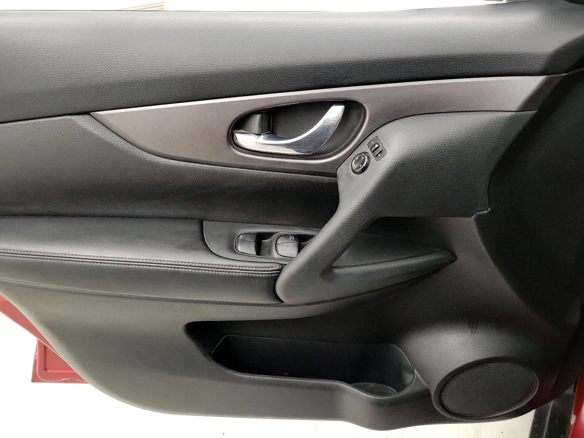 Thumbnail: 2016 Nissan Rogue - 12