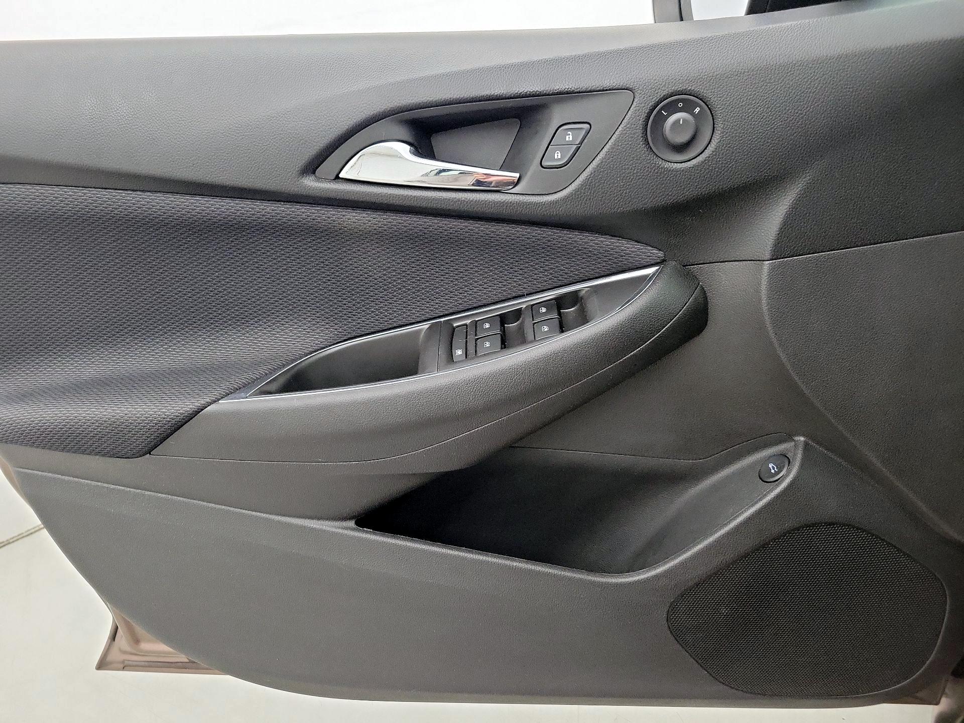 Thumbnail: 2019 Chevrolet Cruze - 12