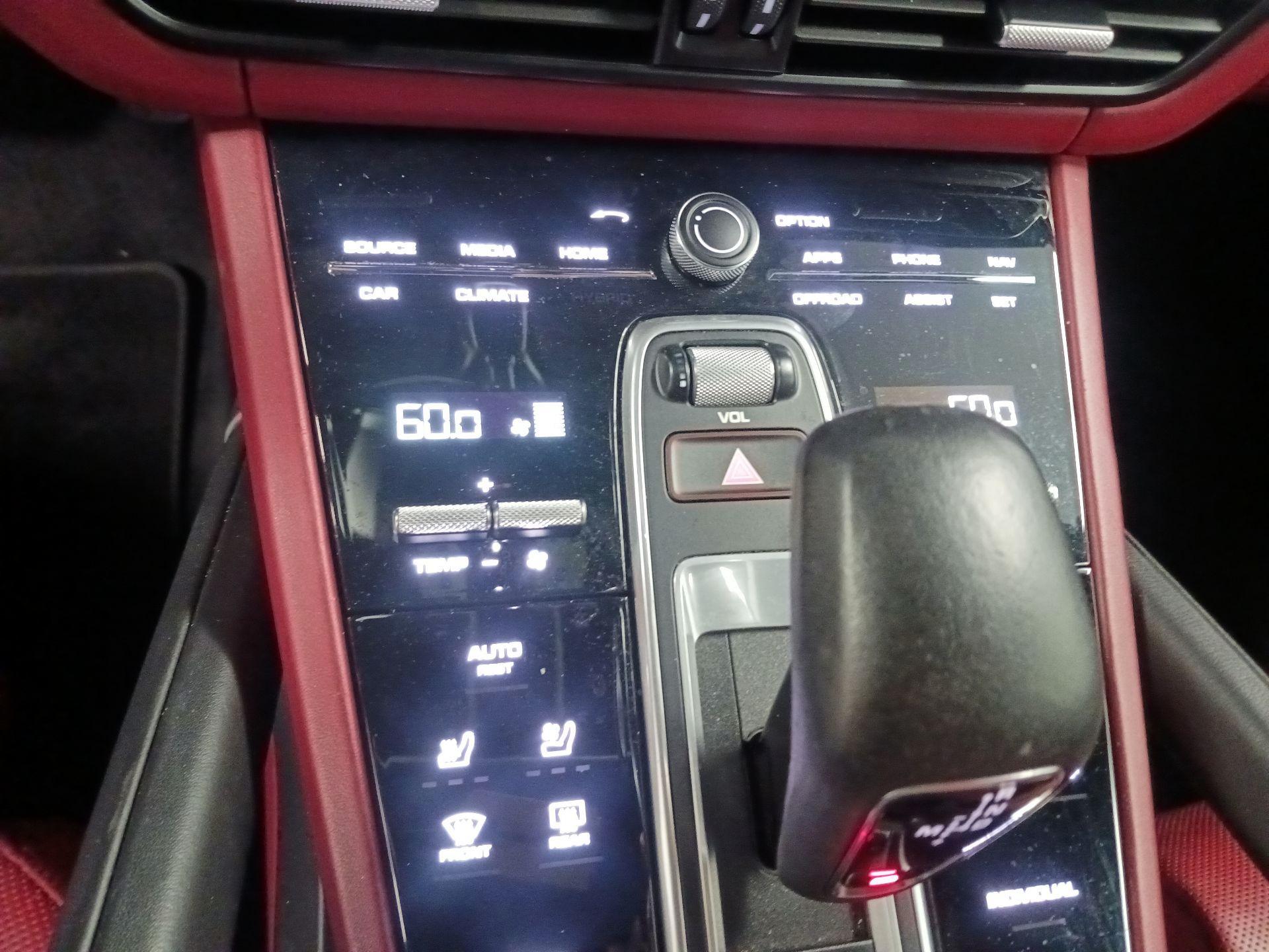 Thumbnail: 2022 Porsche Cayenne - 17