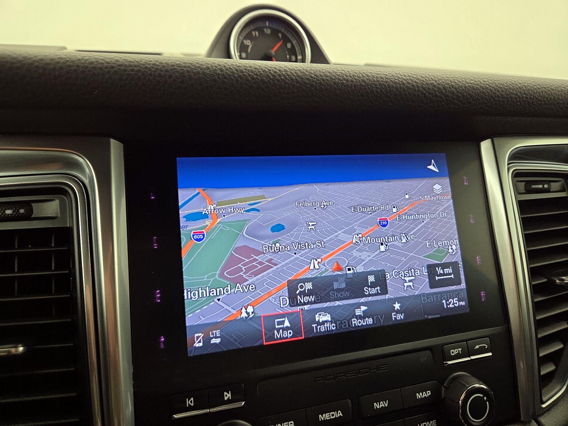 Thumbnail: 2018 Porsche Macan - 14