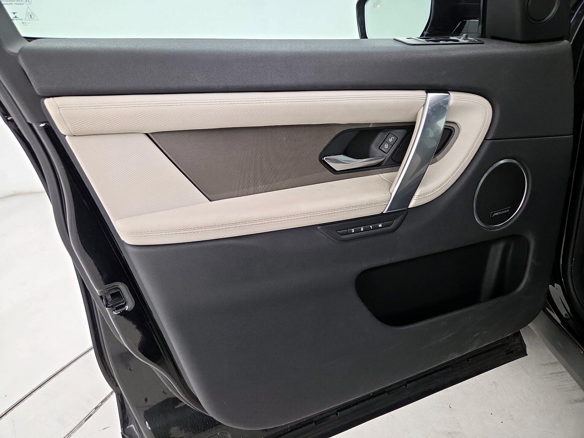 Thumbnail: 2020 Land Rover Discovery Sport - 12