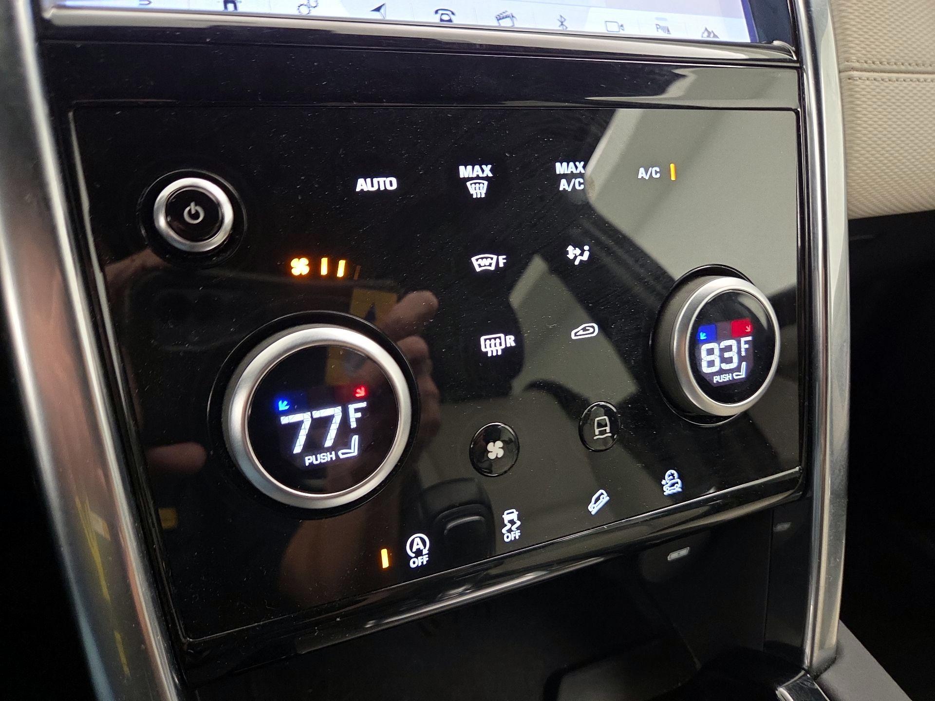 Thumbnail: 2020 Land Rover Discovery Sport - 17