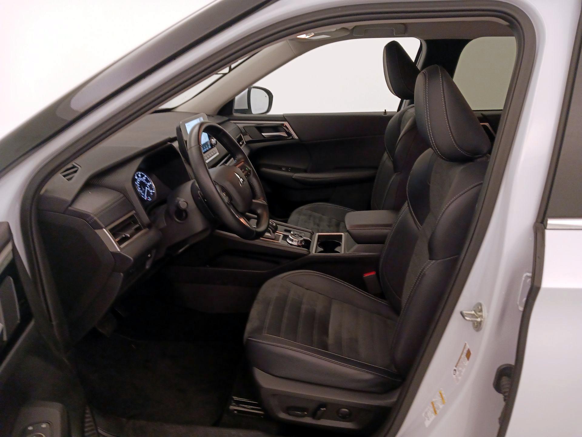 Thumbnail: 2024 Mitsubishi Outlander - 11