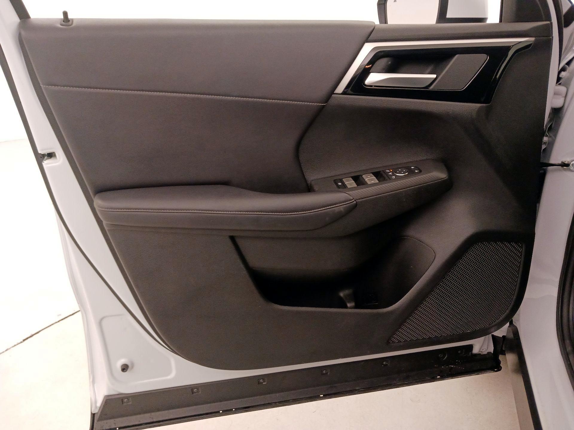 Thumbnail: 2024 Mitsubishi Outlander - 12