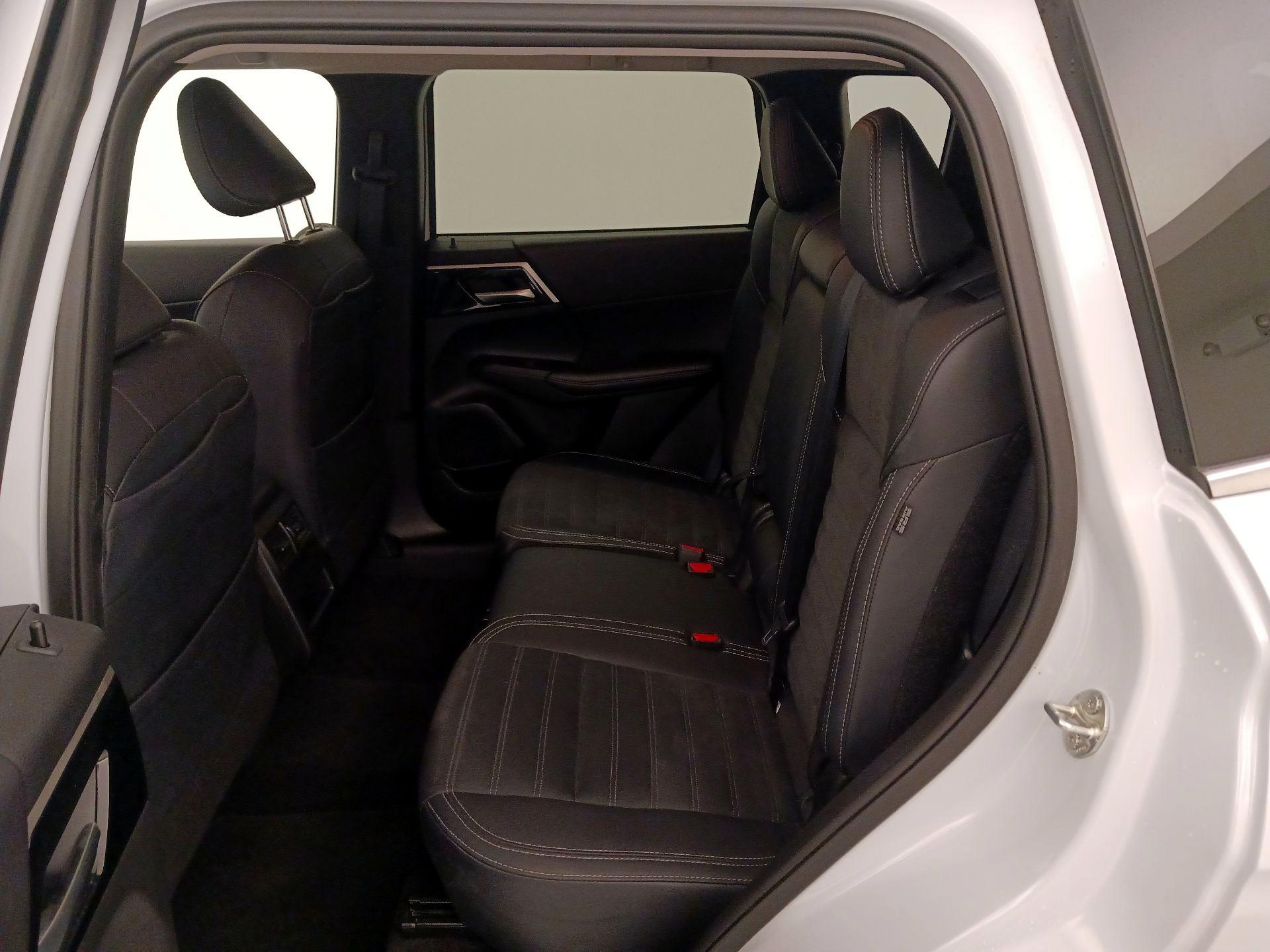 Thumbnail: 2024 Mitsubishi Outlander - 20