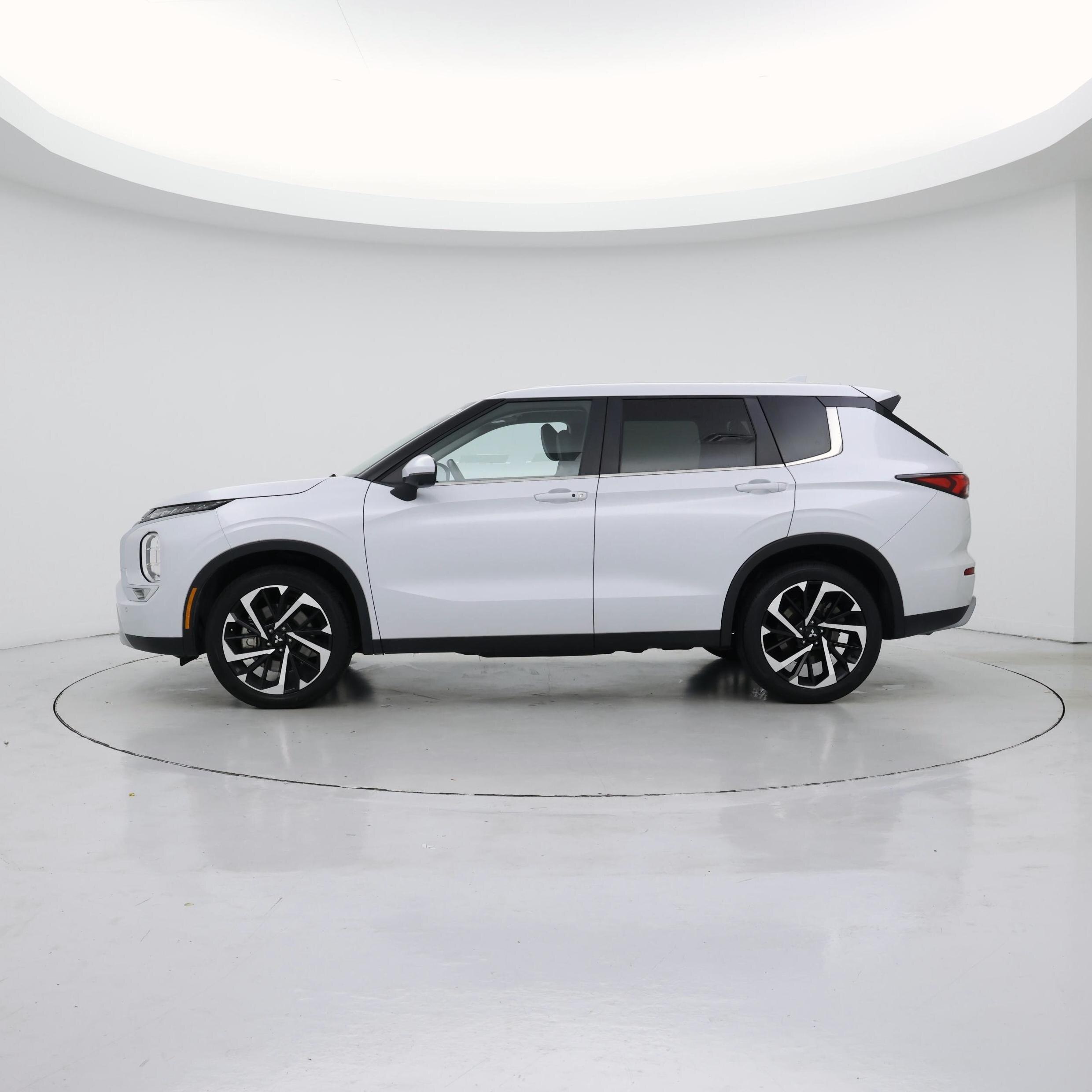 Thumbnail: 2024 Mitsubishi Outlander - 3