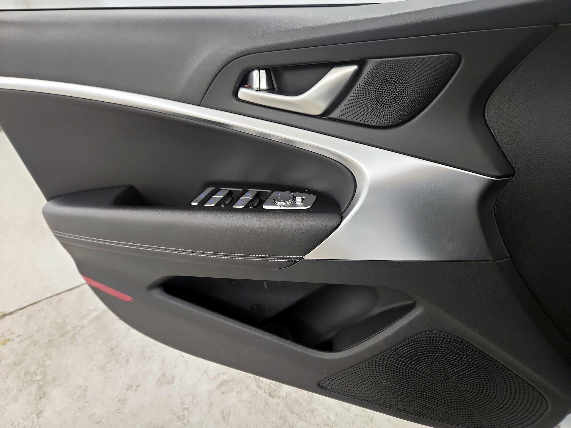 Thumbnail: 2025 Genesis G70 - 12