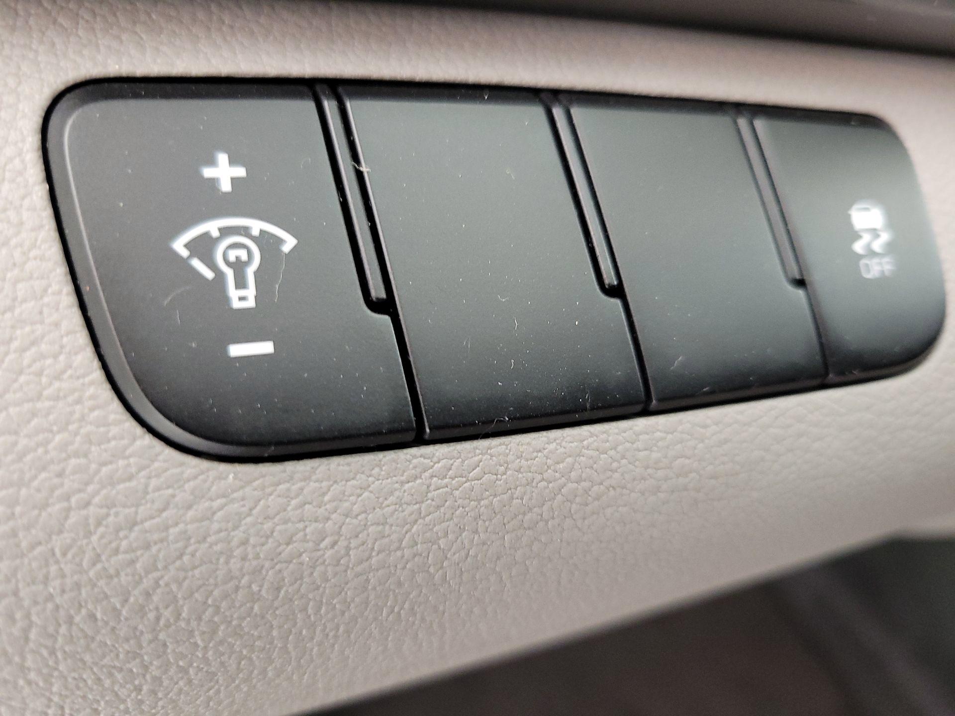 Thumbnail: 2017 Hyundai Elantra - 13