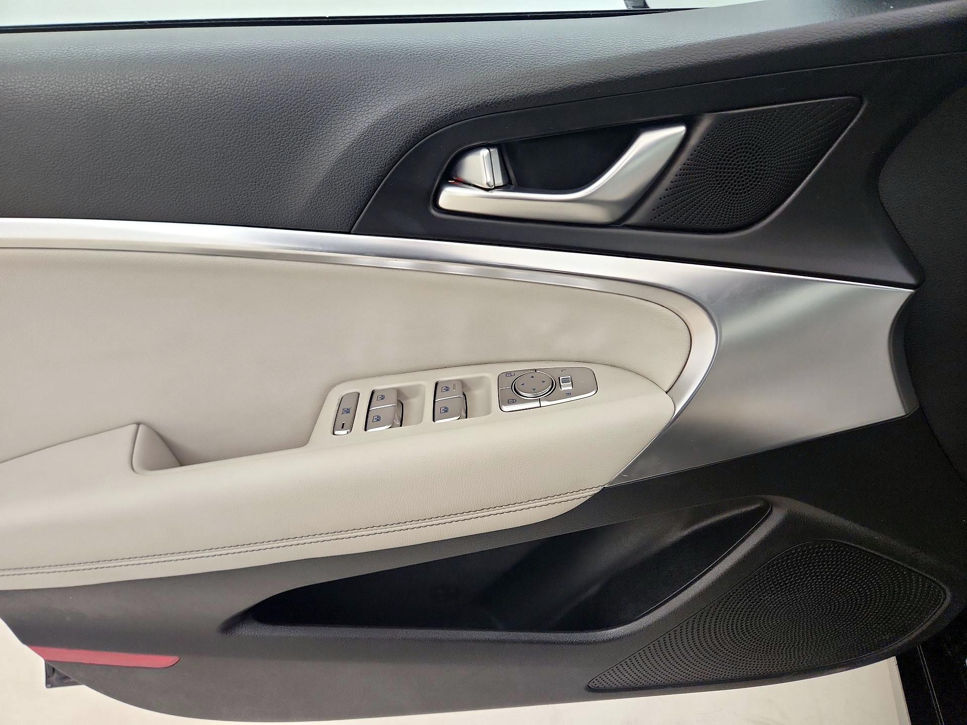 Thumbnail: 2025 Genesis G70 - 12