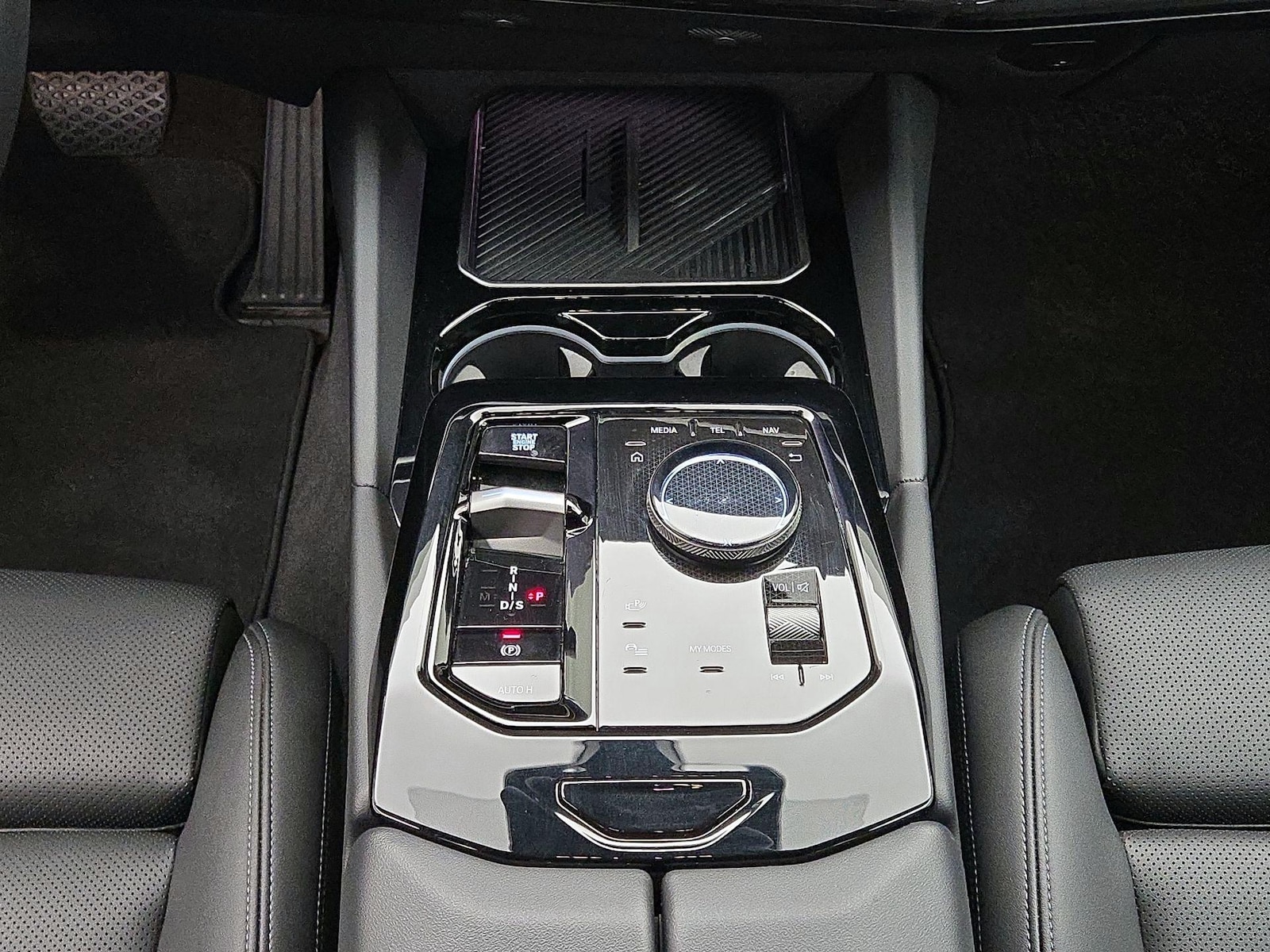 2025 BMW 5 Series 530i - Photo 18