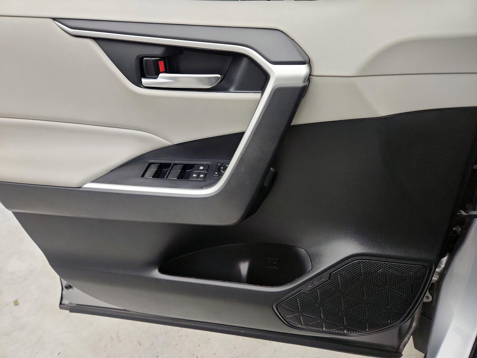 Thumbnail: 2020 Toyota RAV4 - 12