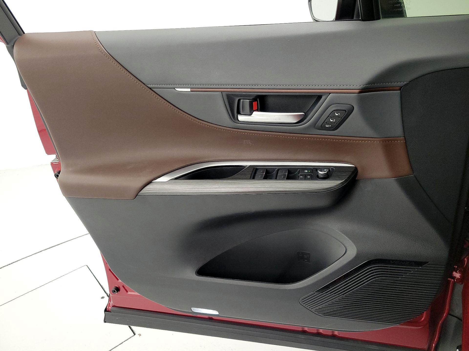 Thumbnail: 2024 Toyota Venza - 12