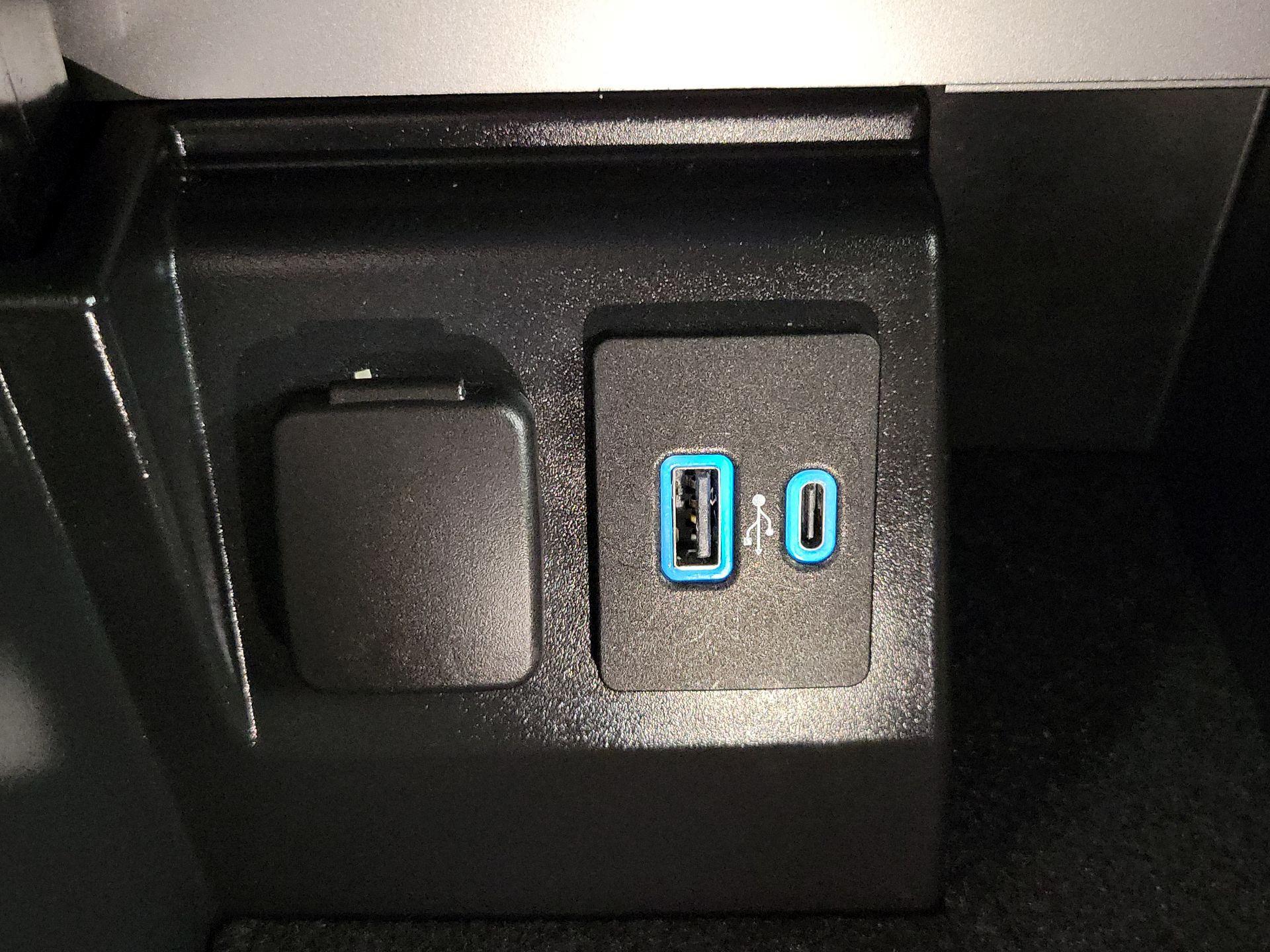 Thumbnail: 2022 Ford Explorer - 19