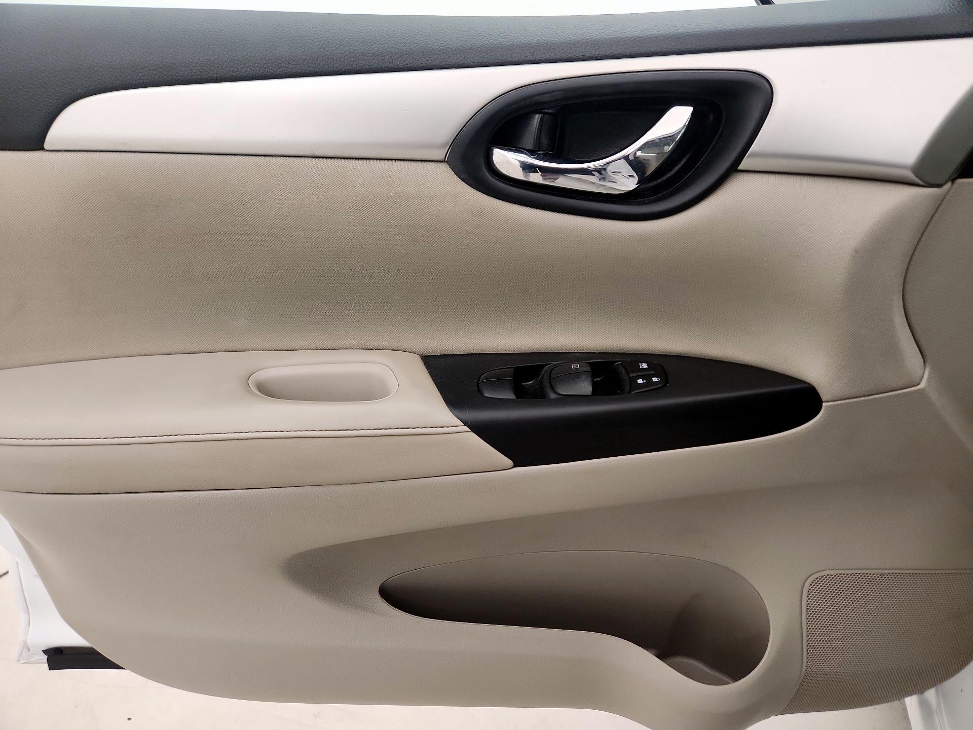 Thumbnail: 2016 Nissan Sentra - 12