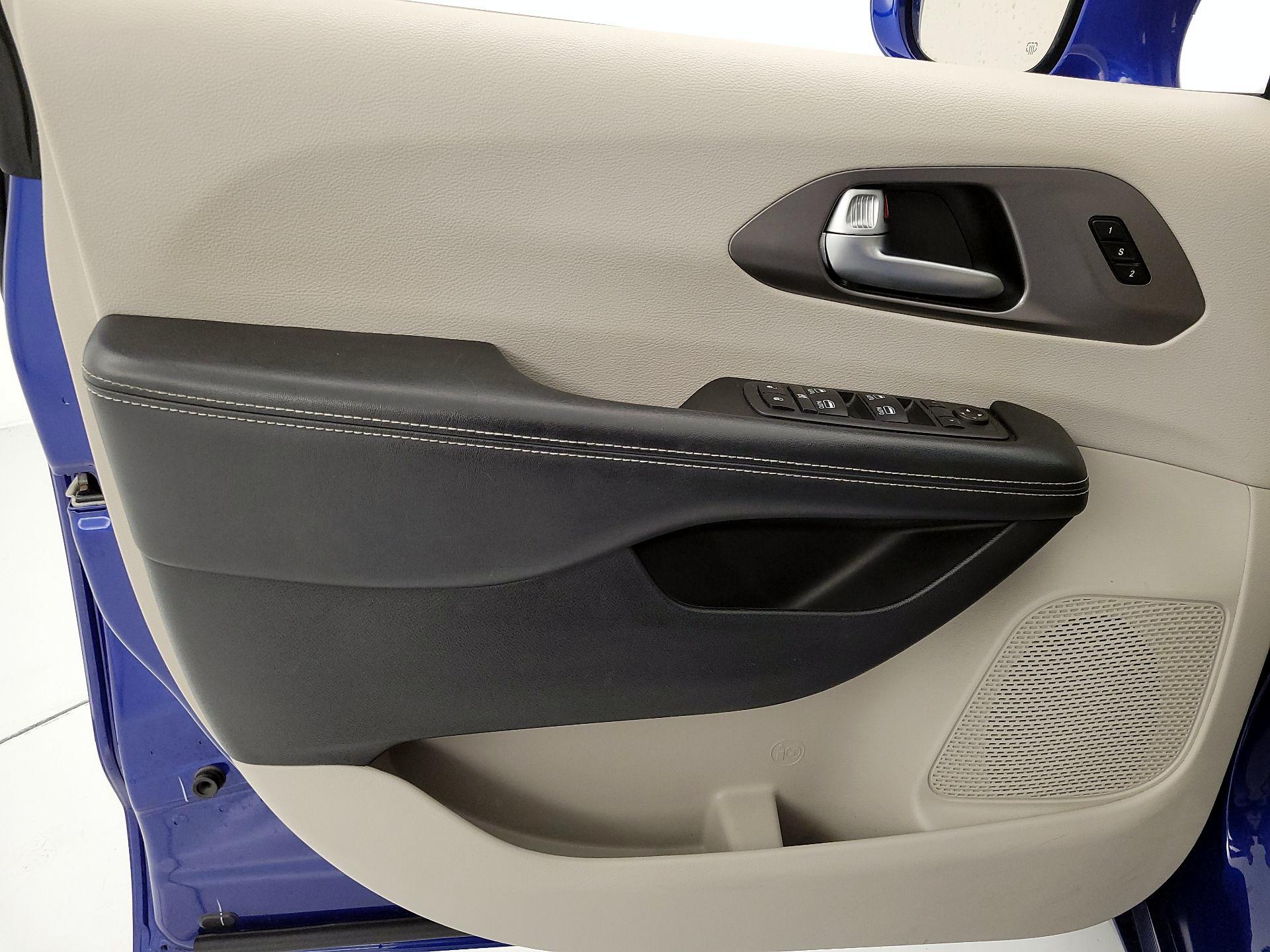 Thumbnail: 2020 Chrysler Pacifica - 12