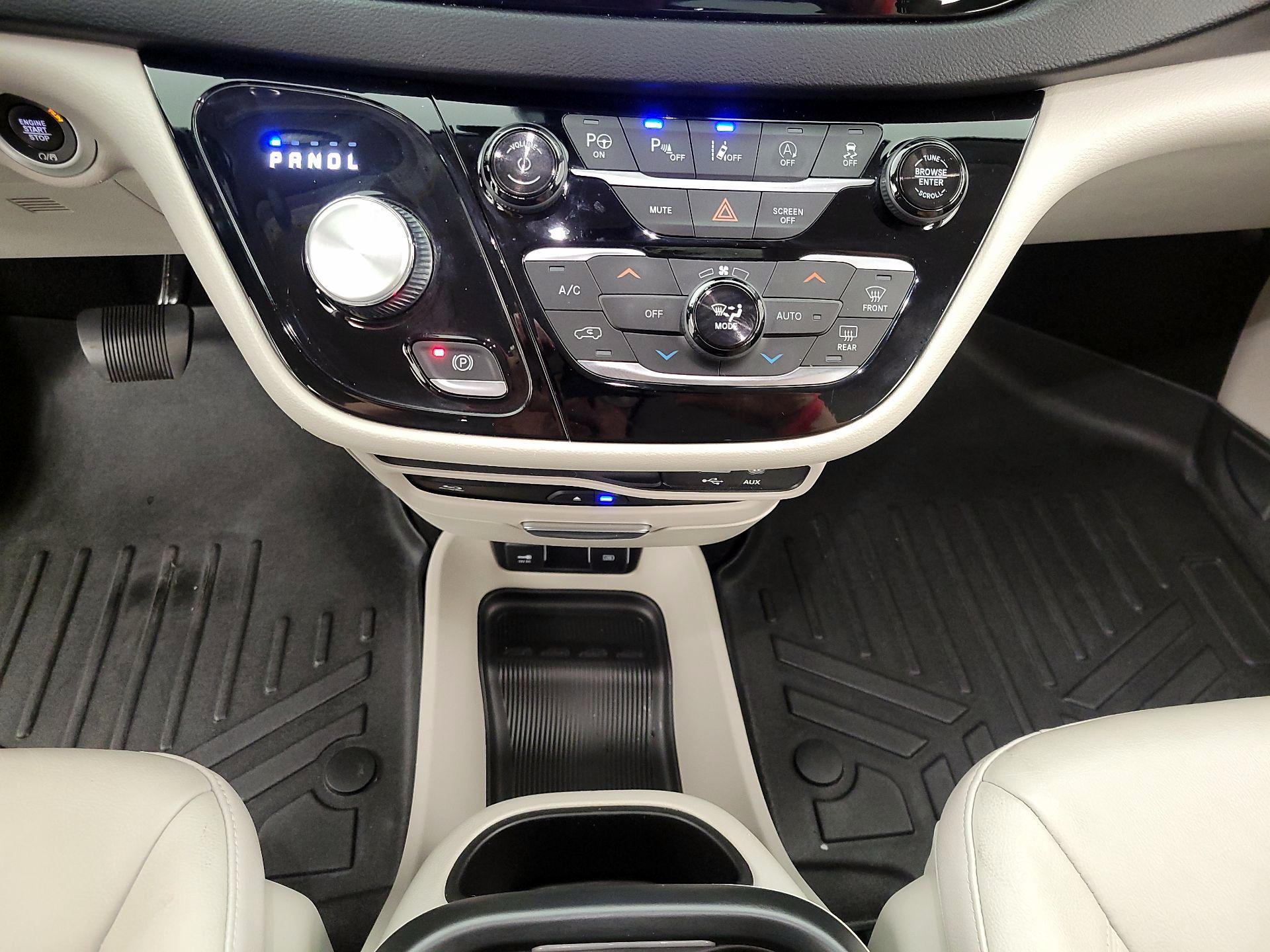 Thumbnail: 2020 Chrysler Pacifica - 18