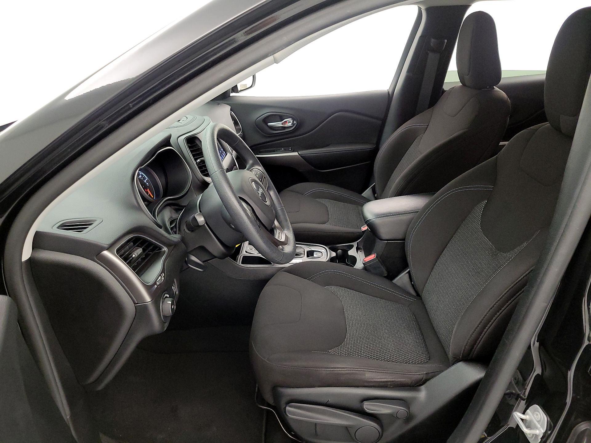 Thumbnail: 2019 Jeep Cherokee - 11