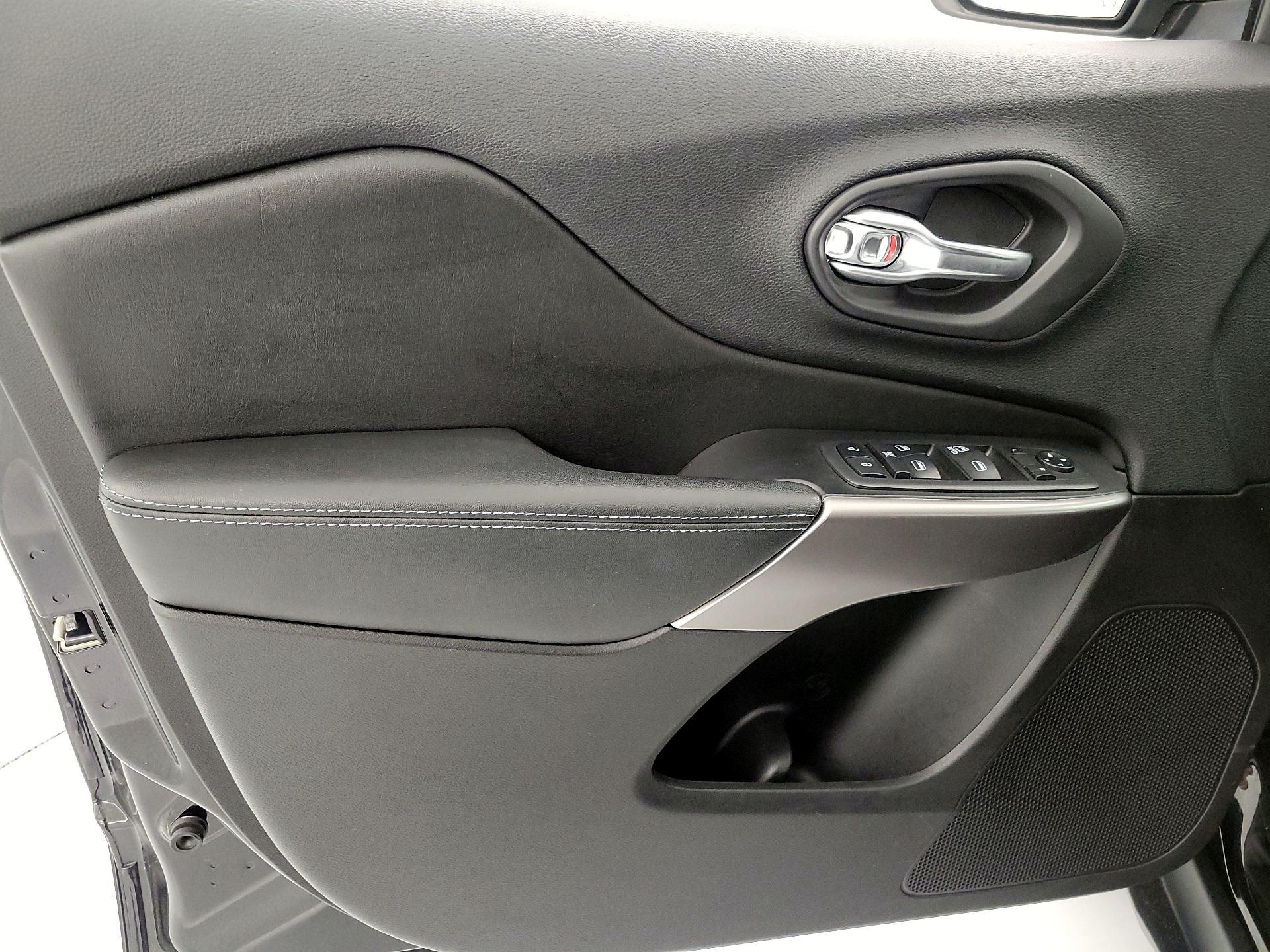 Thumbnail: 2019 Jeep Cherokee - 12