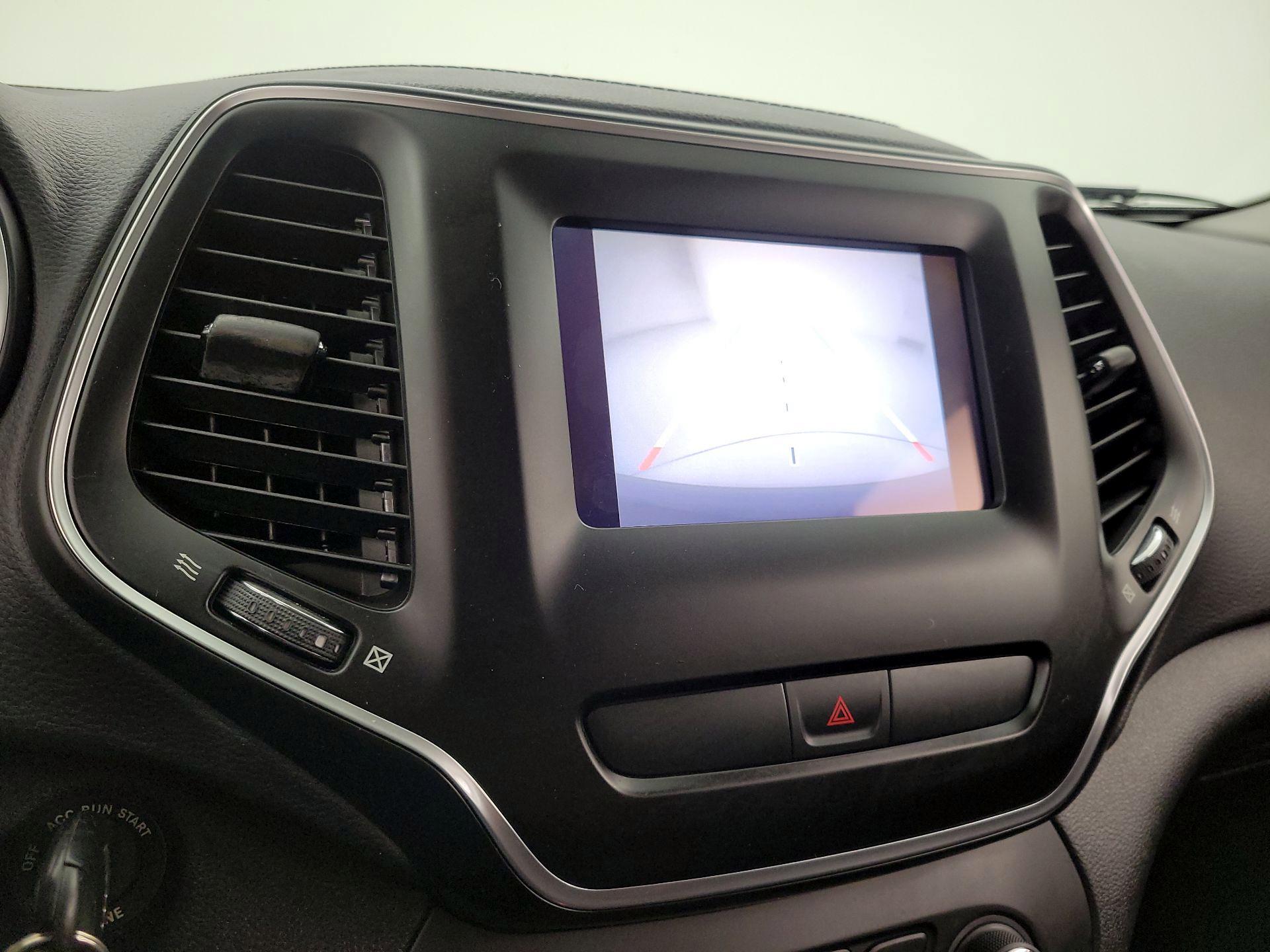 Thumbnail: 2019 Jeep Cherokee - 14