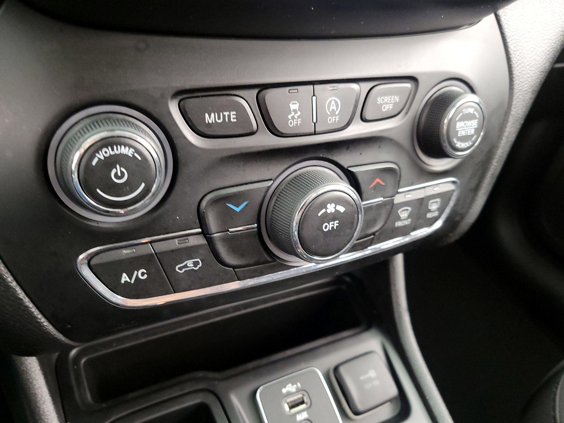 Thumbnail: 2019 Jeep Cherokee - 16