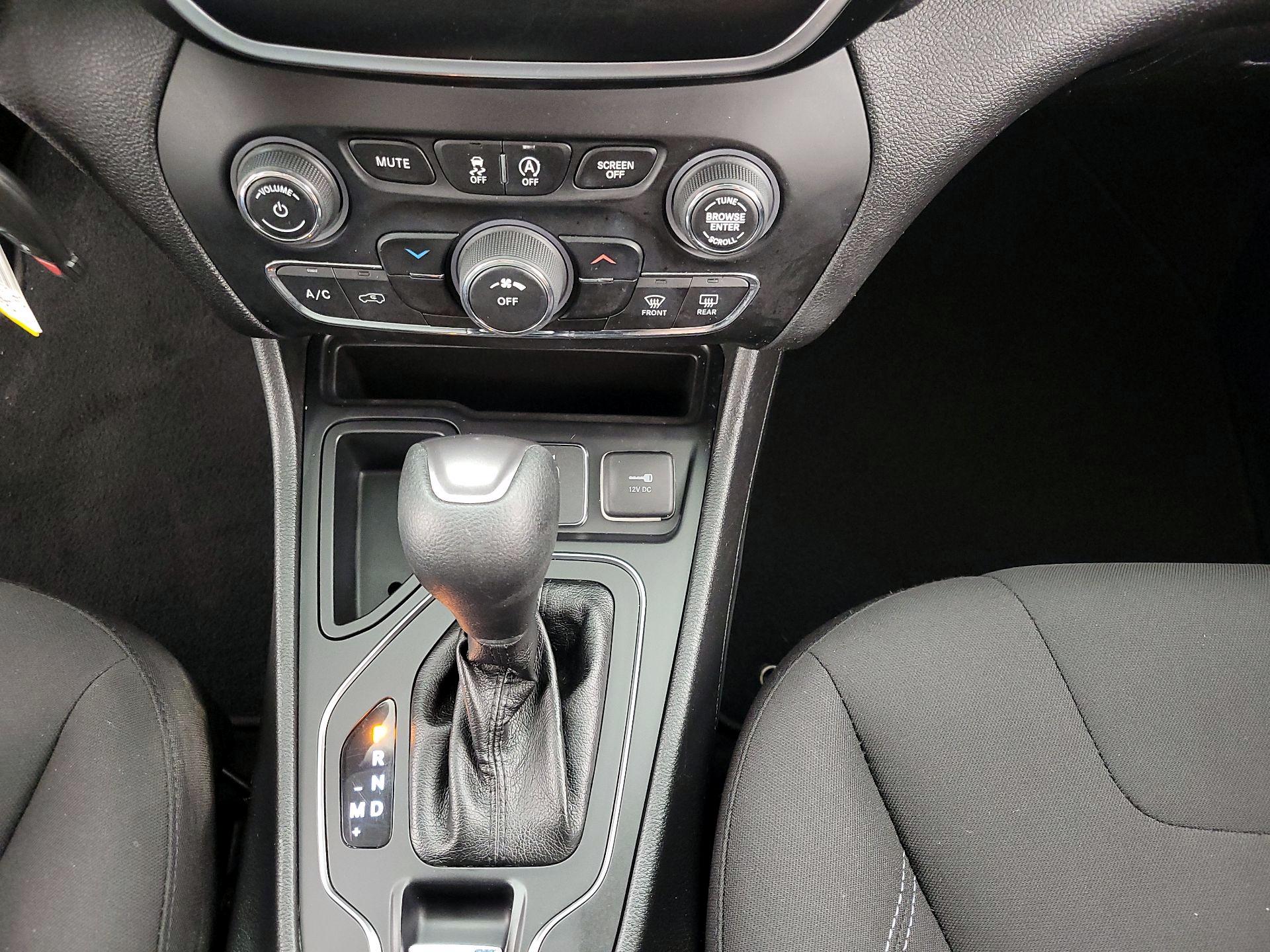 Thumbnail: 2019 Jeep Cherokee - 17