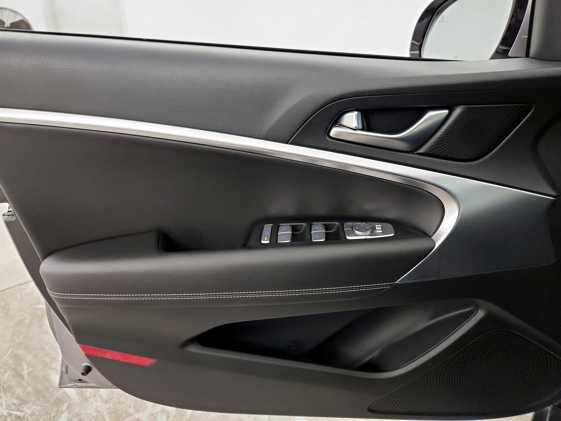 Thumbnail: 2025 Genesis G70 - 12