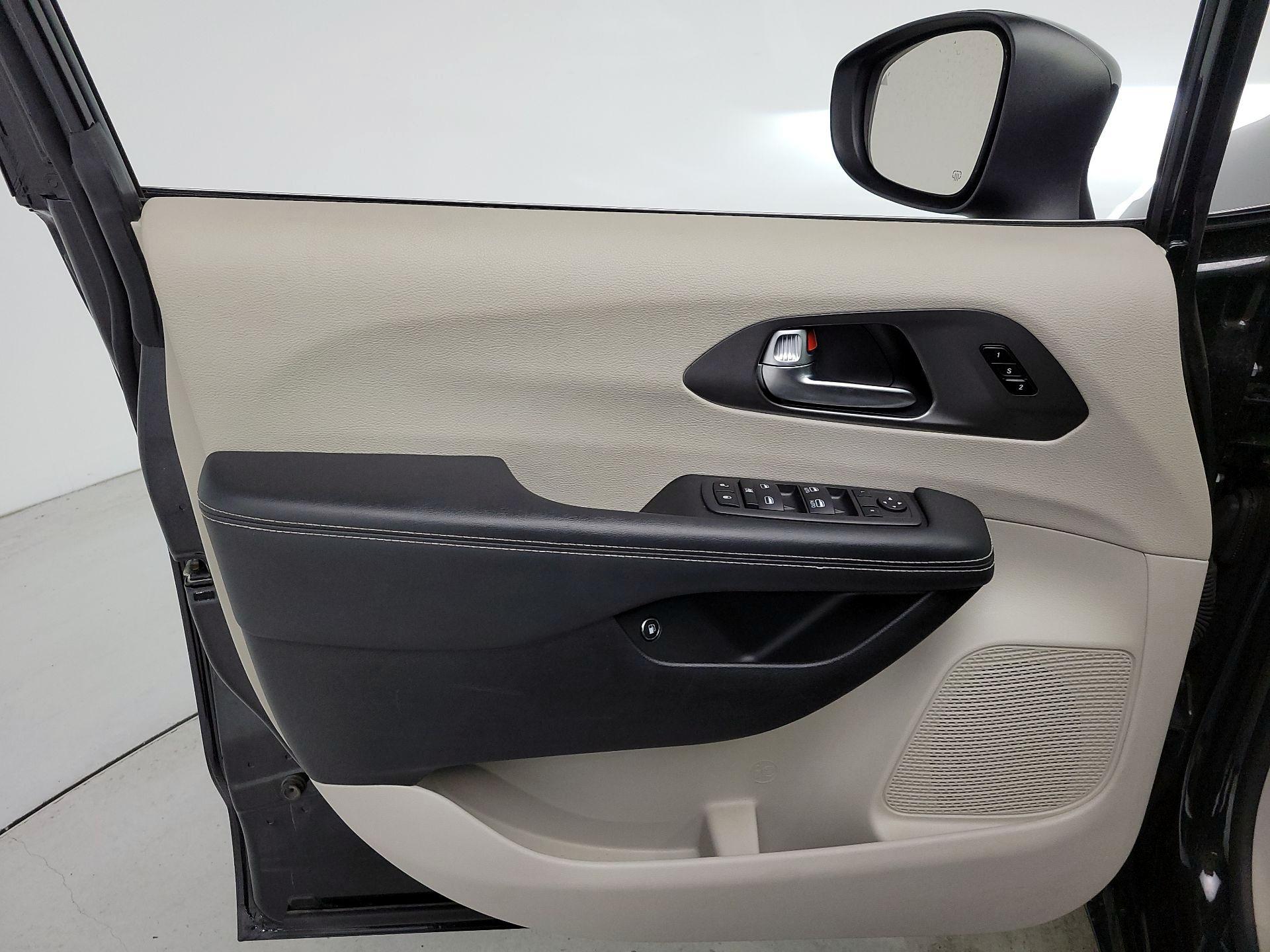 Thumbnail: 2023 Chrysler Pacifica - 12