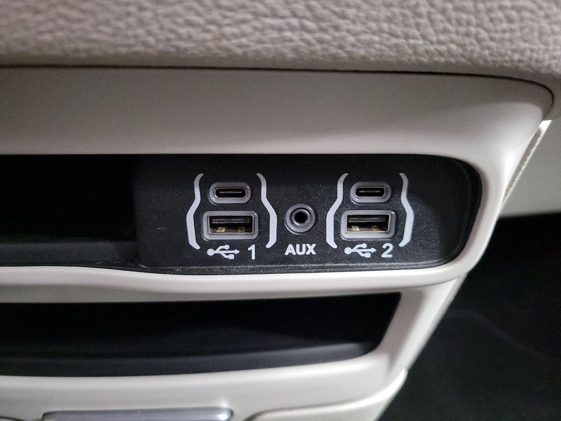 Thumbnail: 2023 Chrysler Pacifica - 18