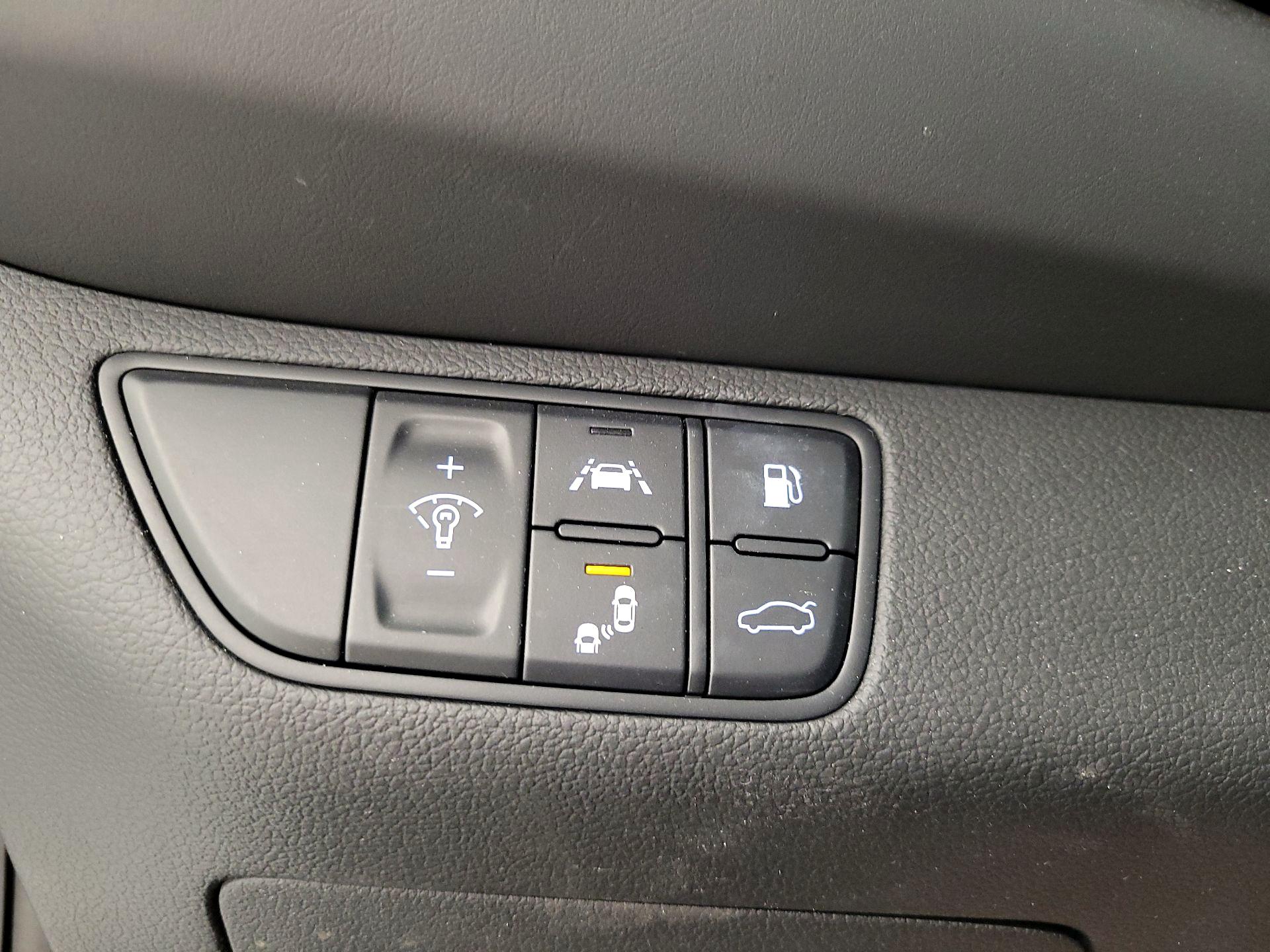 Thumbnail: 2019 Genesis G70 - 13