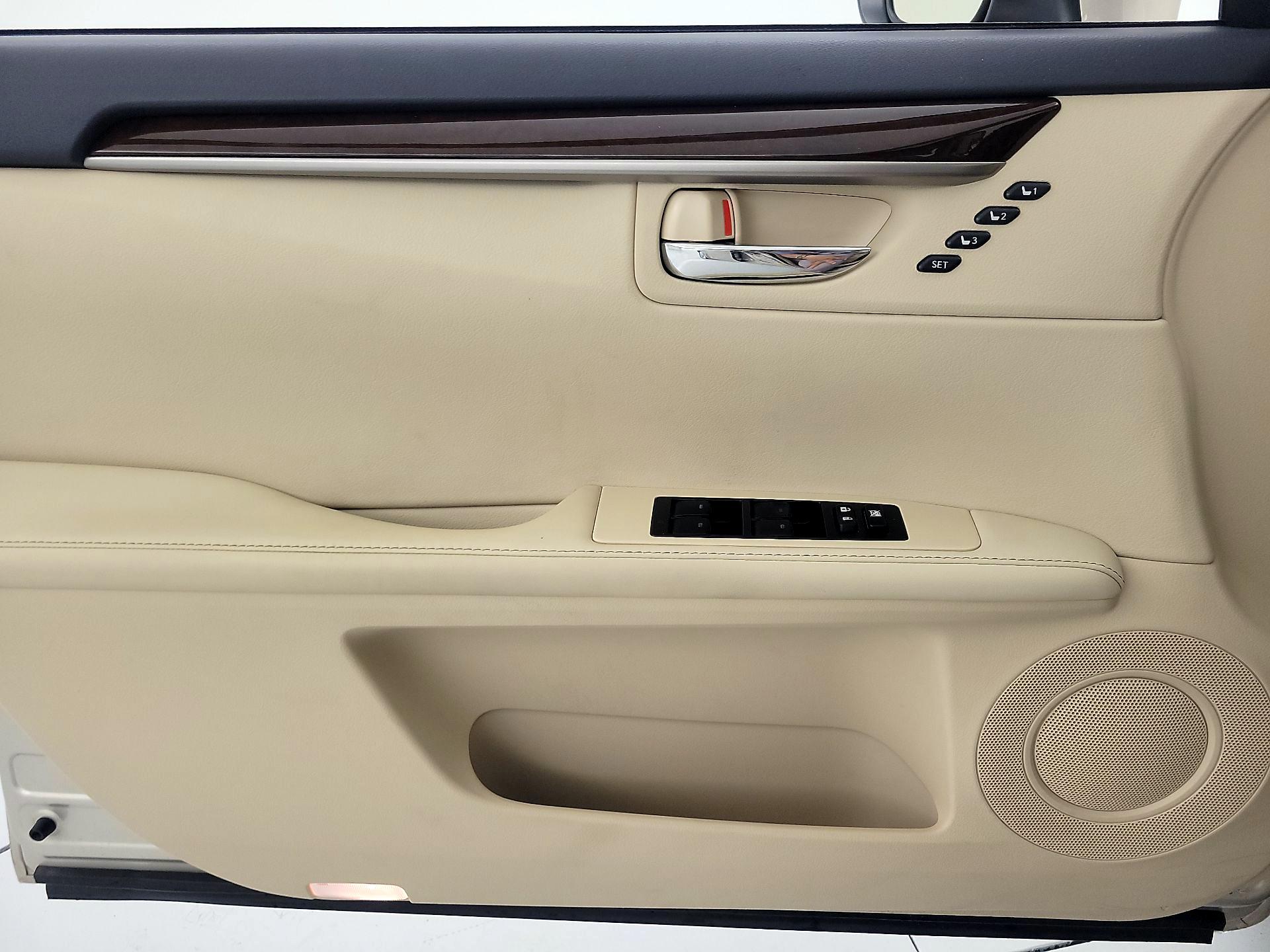 Thumbnail: 2015 Lexus ES - 12