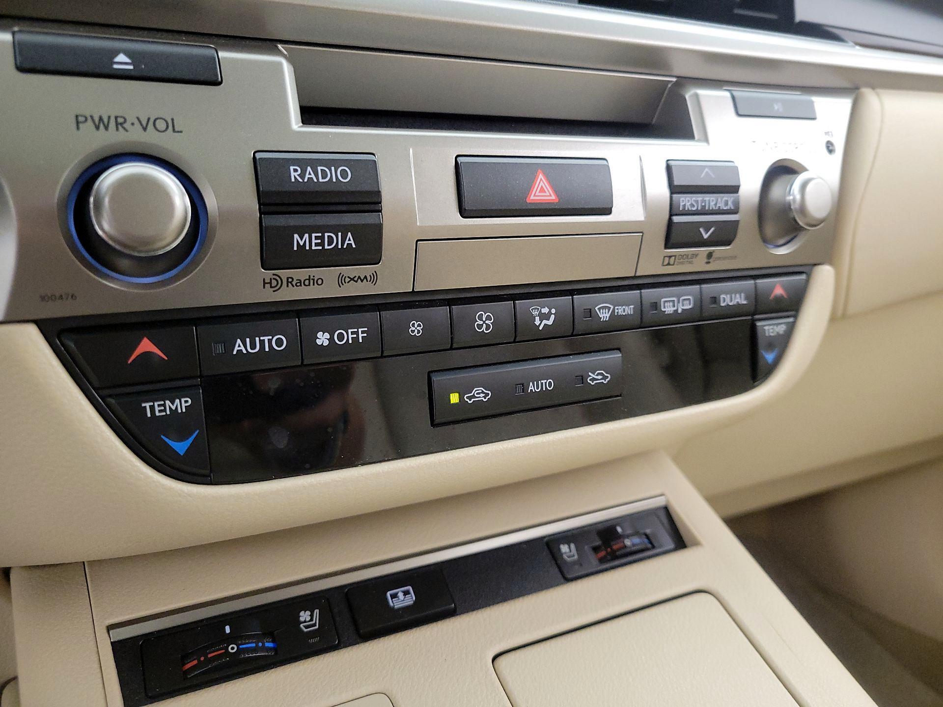 Thumbnail: 2015 Lexus ES - 17