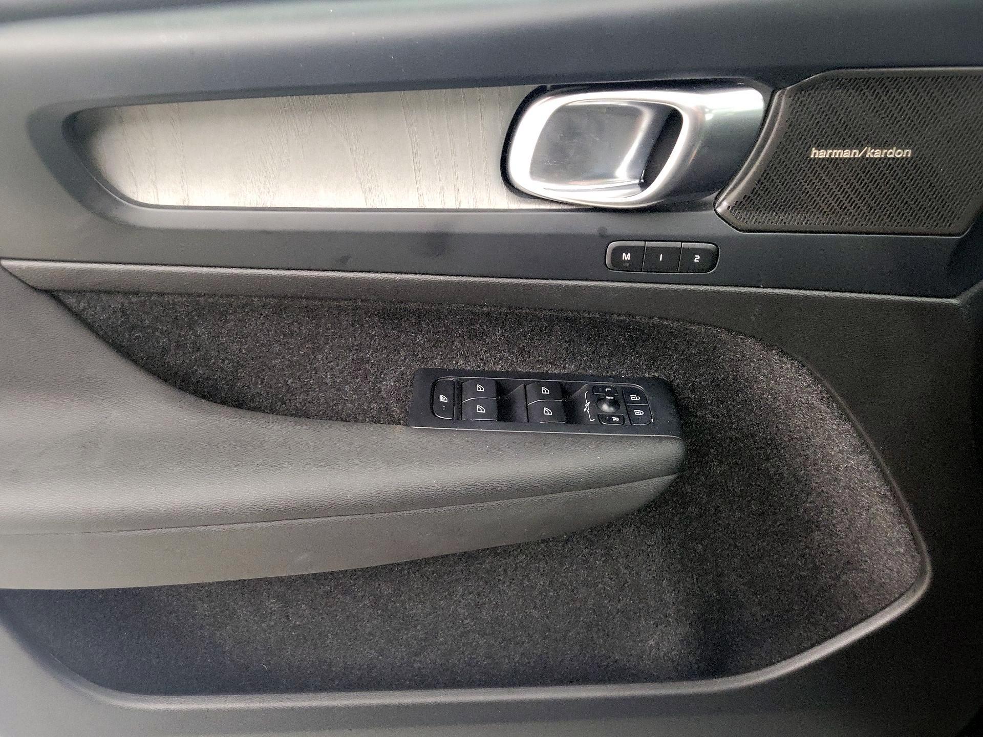 Thumbnail: 2023 Volvo XC40 - 12