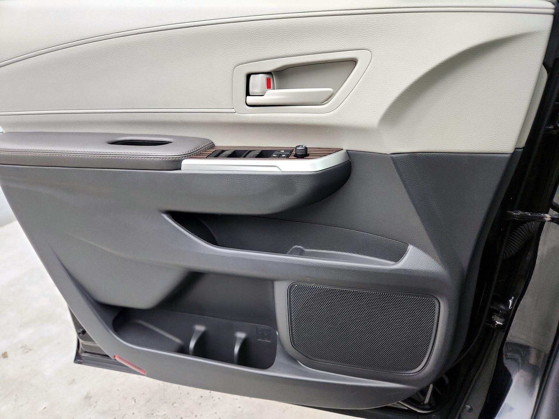 Thumbnail: 2024 Toyota Sienna - 12