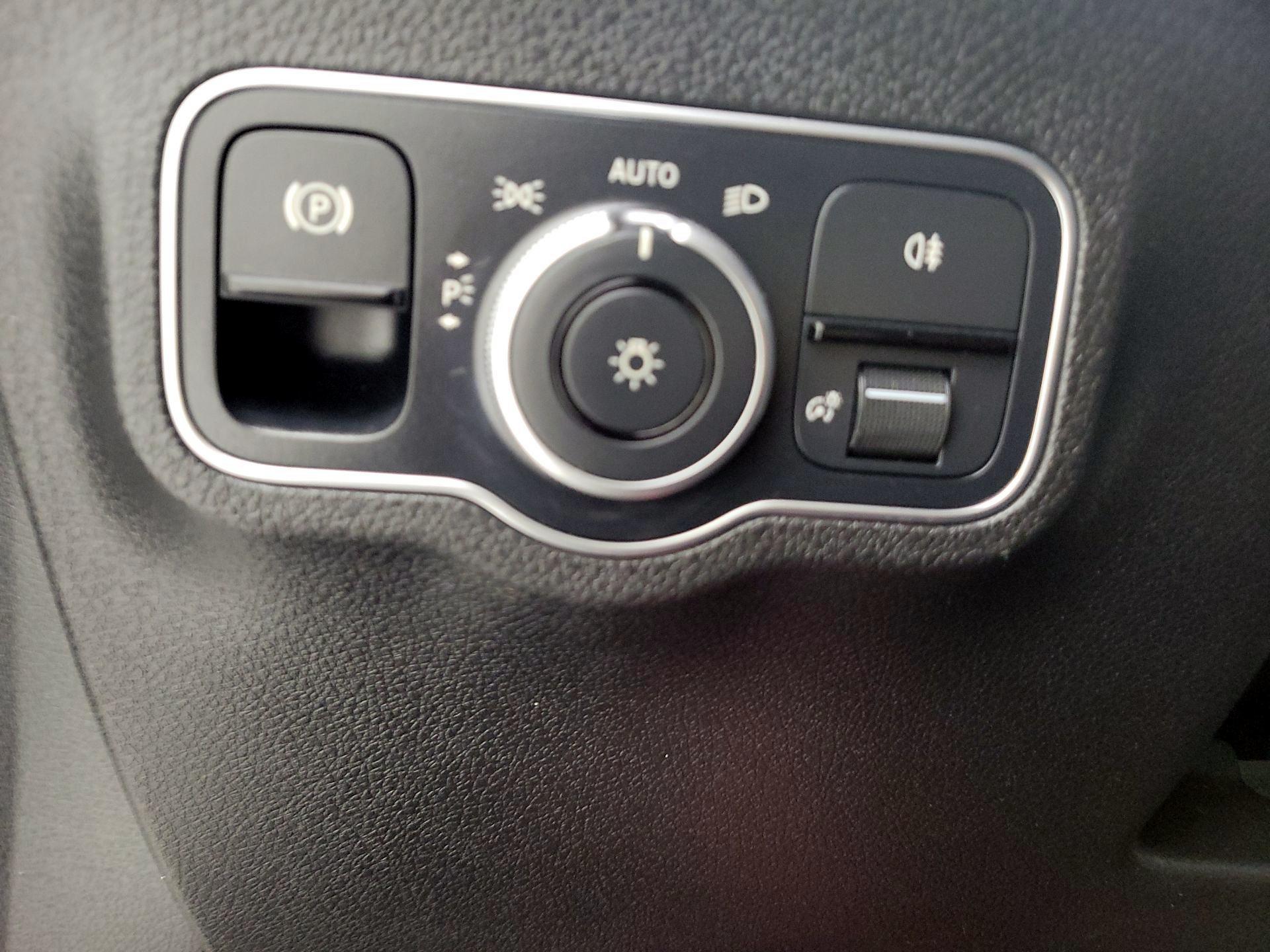 Thumbnail: 2023 Mercedes-Benz GLB - 13